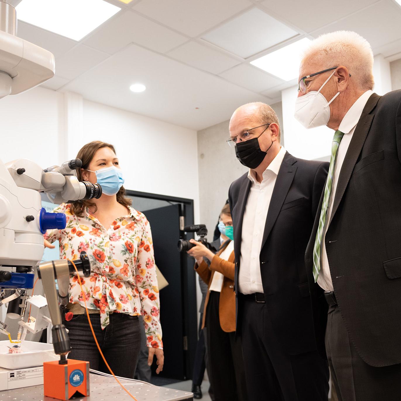 Baden-Württembergs Ministerpräsident Winfried Kretschmann besucht den ZEISS Innovation Hub