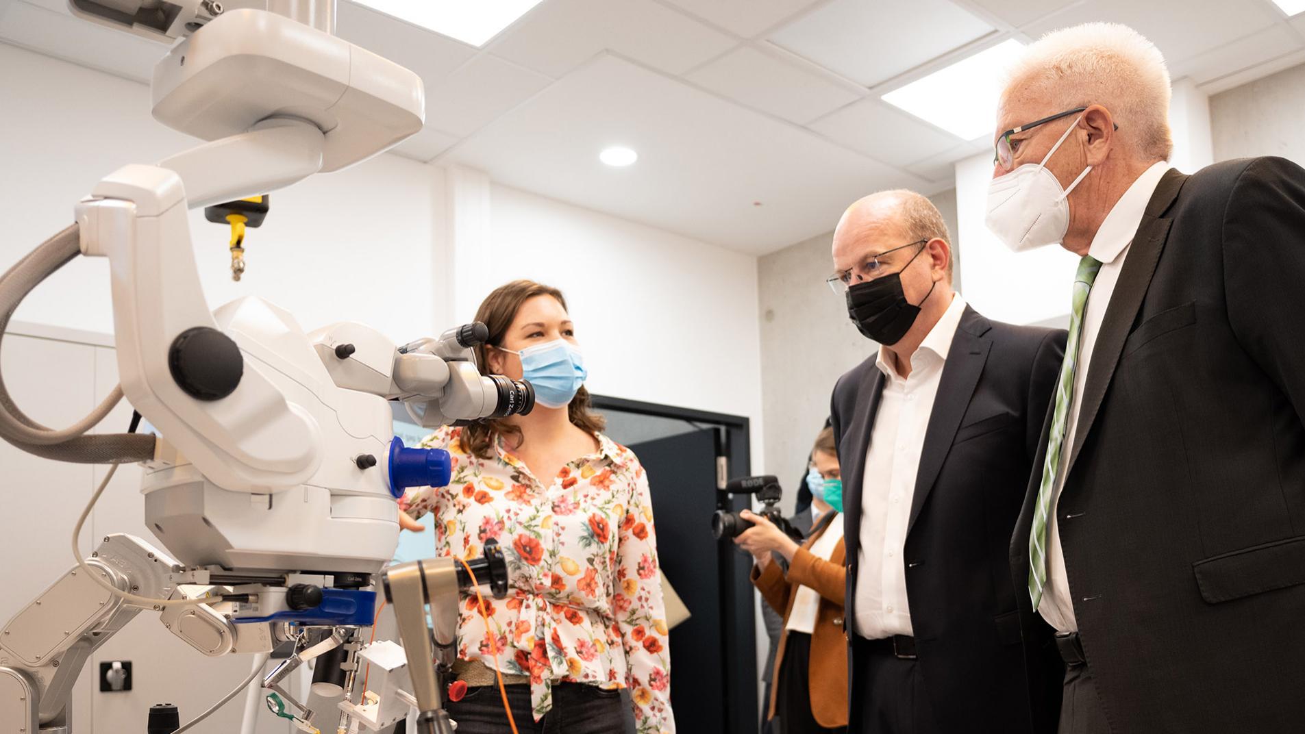 Baden-Württembergs Ministerpräsident Winfried Kretschmann besucht den ZEISS Innovation Hub