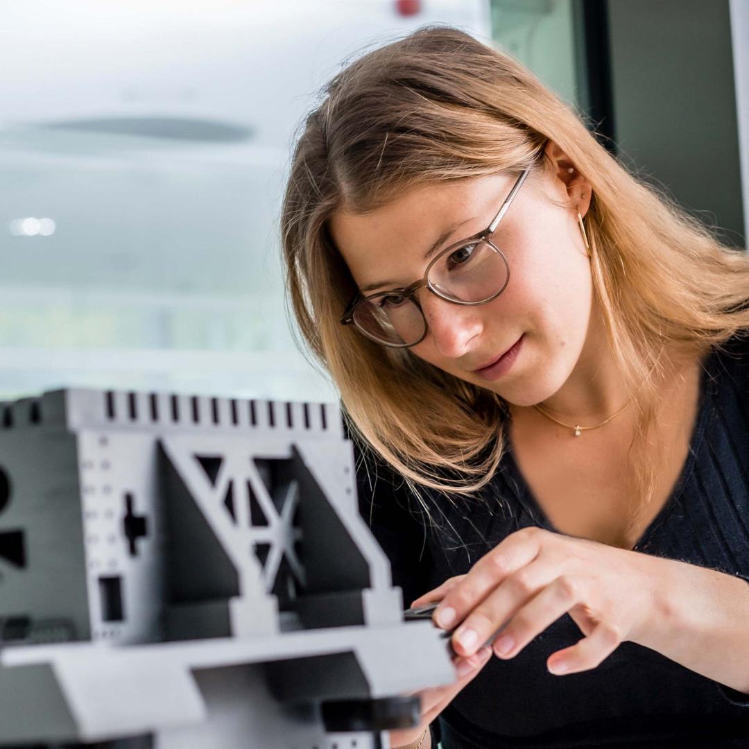 Eine Wissenschaftlerin arbeitet an einem Protoypen im Labor