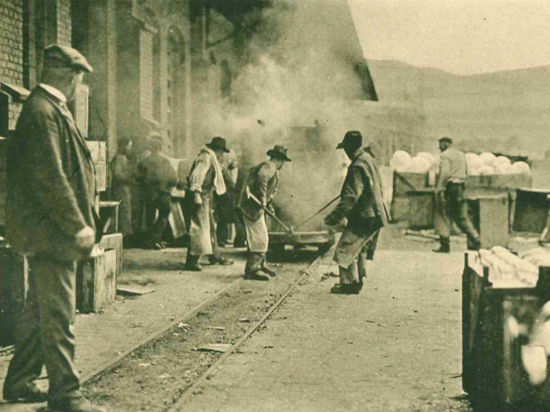 Beförderung eines glühenden Glashafens (Foto: SCHOTT Archiv).