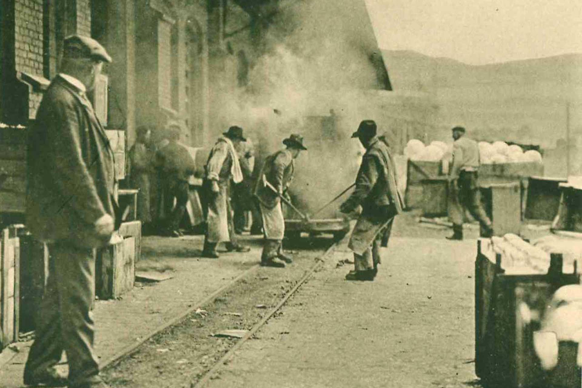 Beförderung eines glühenden Glashafens (Foto: SCHOTT Archiv).