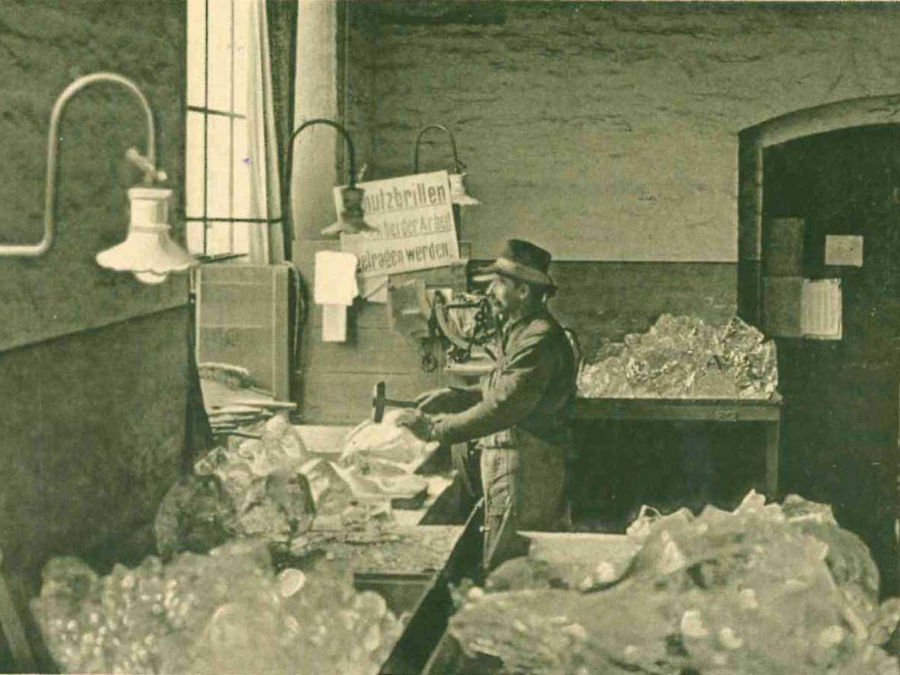 Zurichtung des optischen Rohglases (Foto: SCHOTT Archiv).