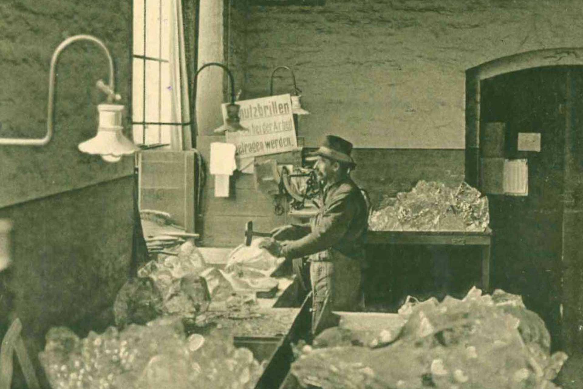 Zurichtung des optischen Rohglases (Foto: SCHOTT Archiv).