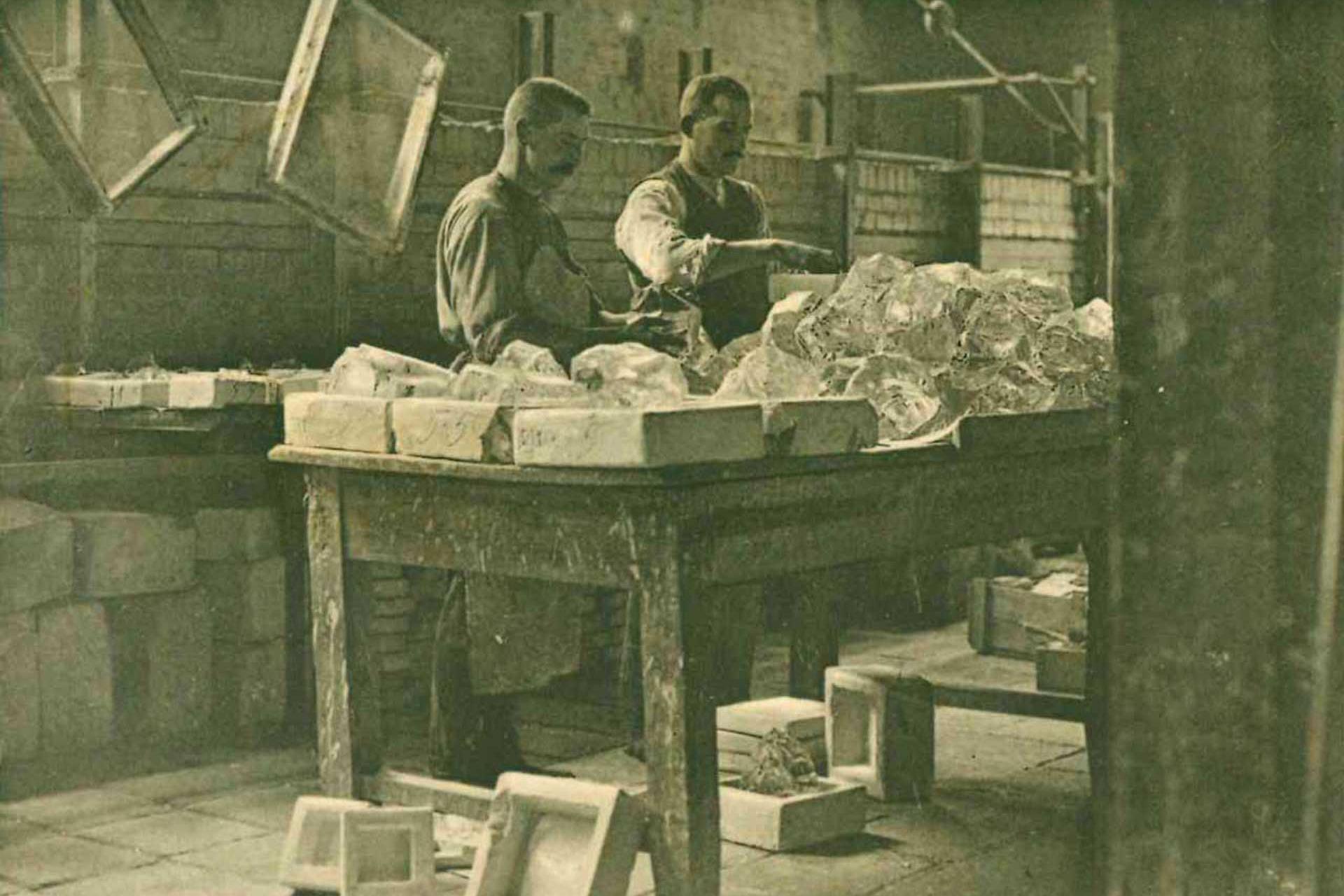 Einlegen des optischen Rohglases in die Senkformen (Foto: SCHOTT Archiv).