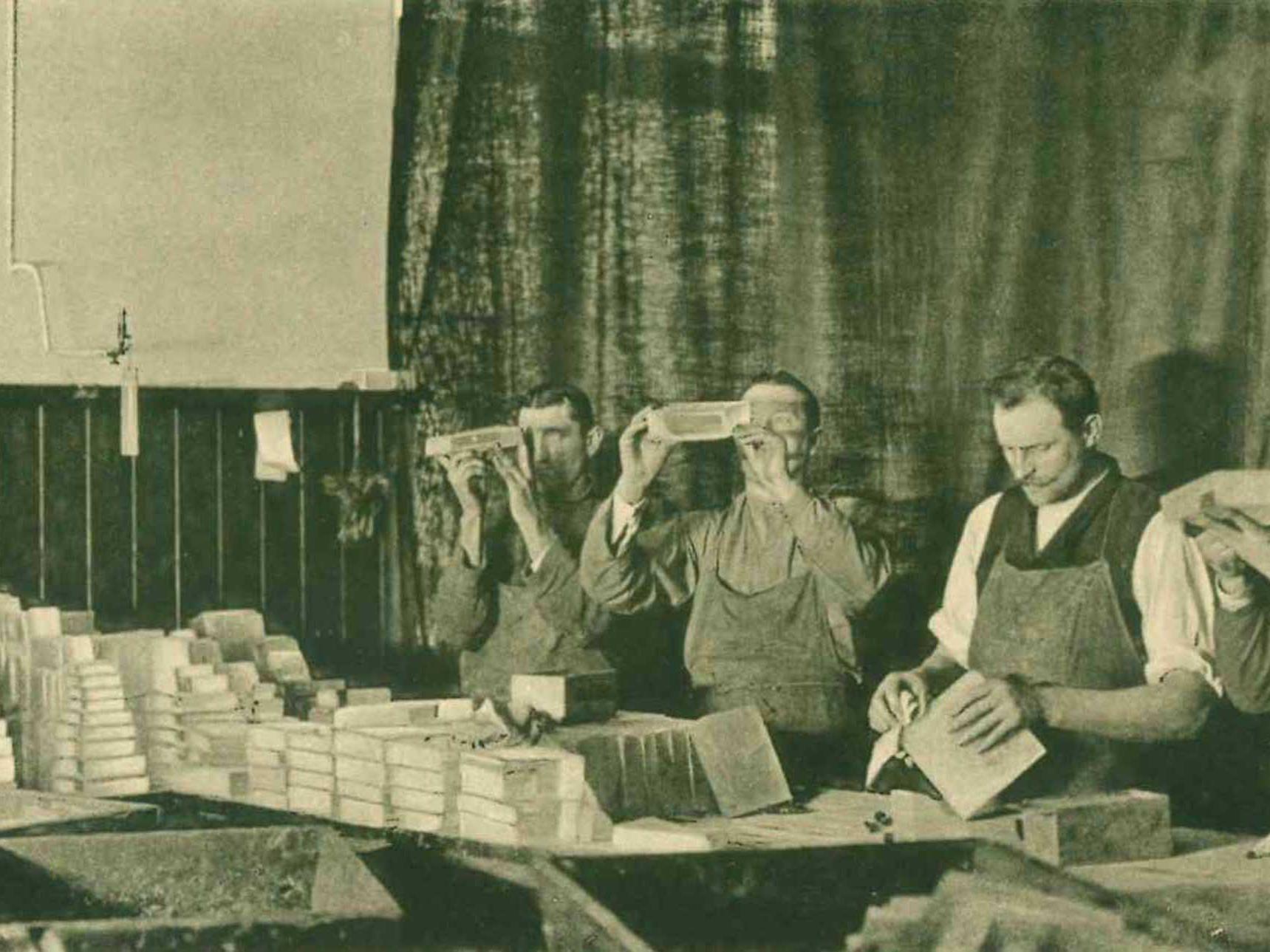 Prüfung des optischen Glases auf Schlieren (Foto: SCHOTT Archiv).