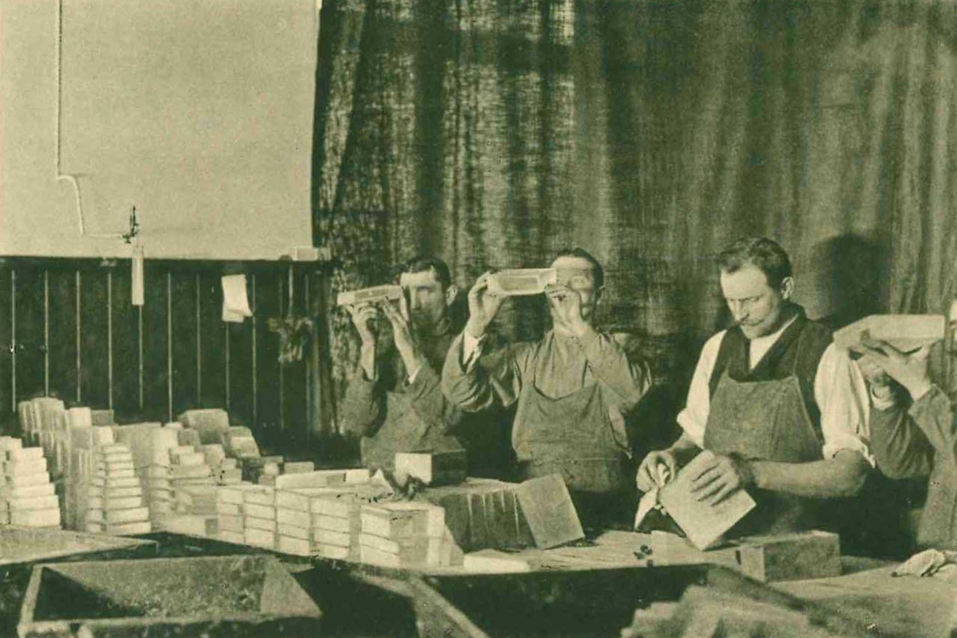 Prüfung des optischen Glases auf Schlieren (Foto: SCHOTT Archiv).