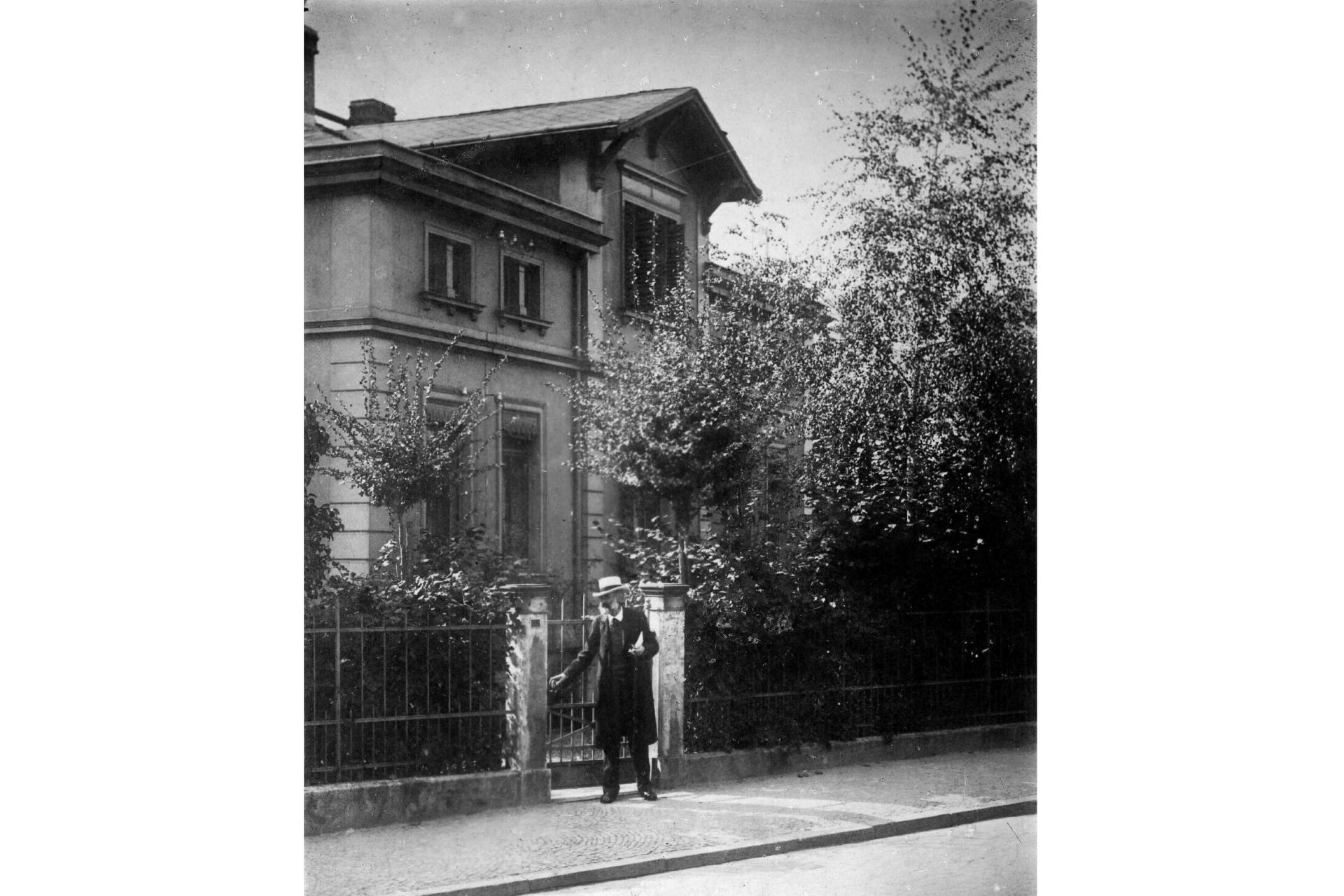Abbe mit Strohhut am Gartentor seines Hauses um 1900.