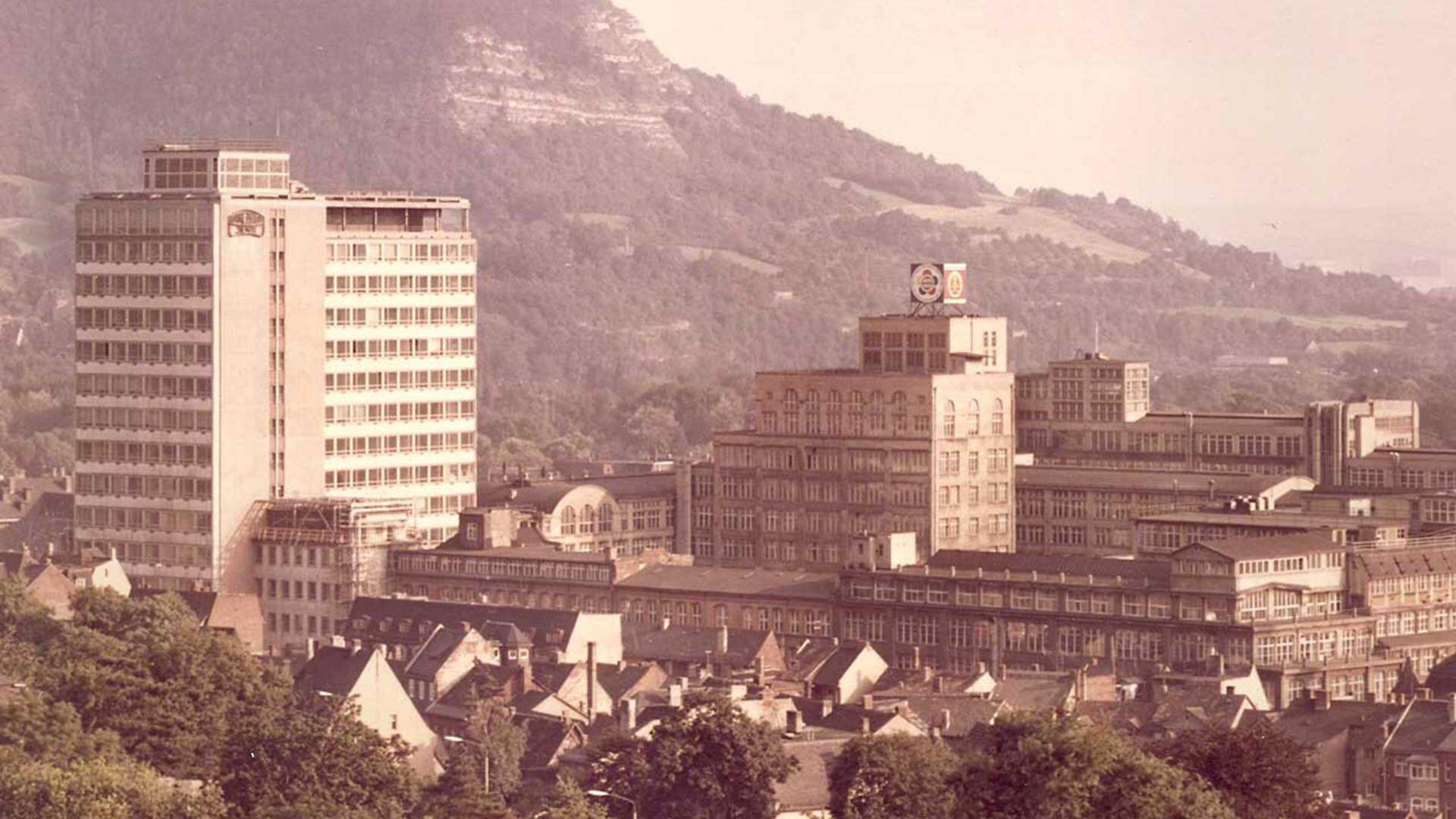 VEB Carl Zeiss Jena | Das Unternehmen in Jena wurde 1948 verstaatlicht. Seit 1965 wurde es zum führenden Kombinat im Bereich der Optik umgeformt, das 1989 mehr als 70.000 Beschäftigte hatte.
