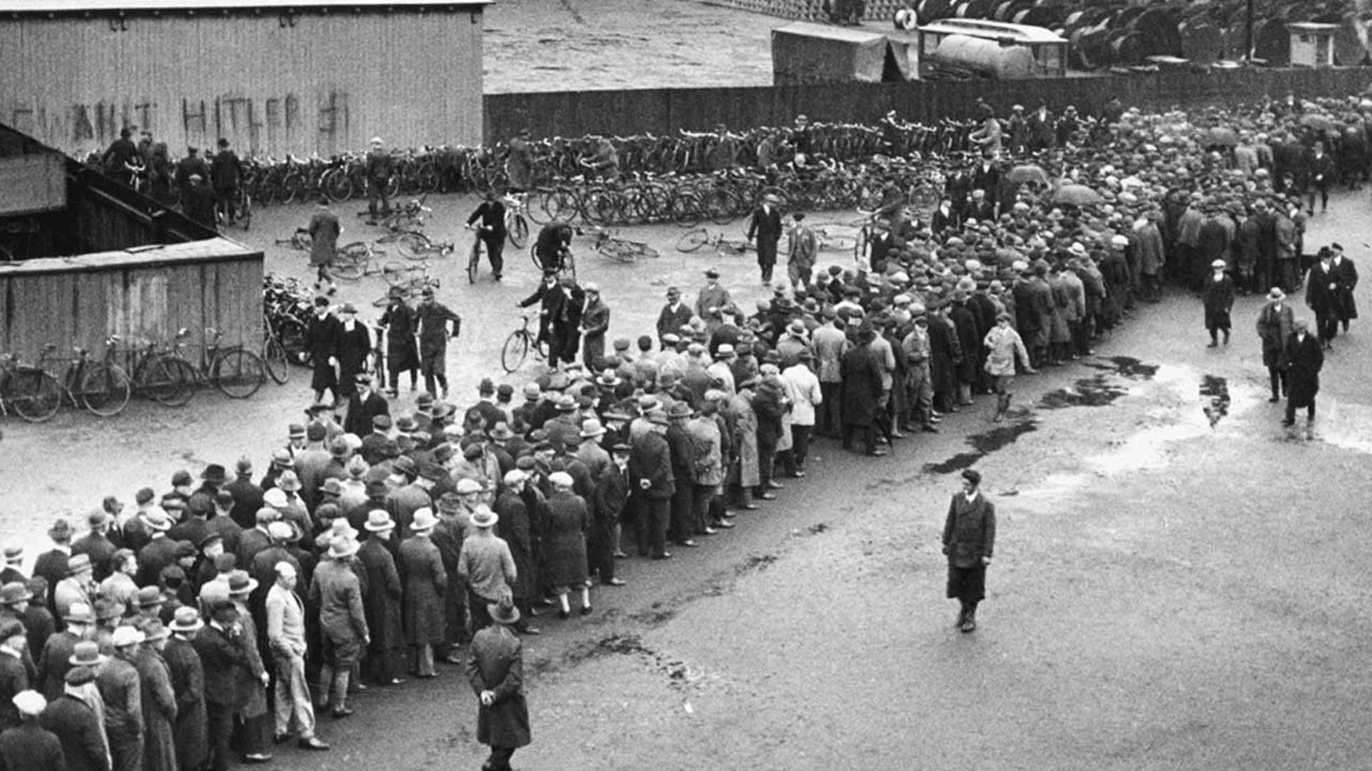 Weimarer Republik |  In der Weimarer Republik gelang Carl Zeiss die Rückkehr auf die Weltmärkte und ein stabiles Wachstum. Auch die Weltwirtschaftskrise verlief in Jena relativ glimpflich.