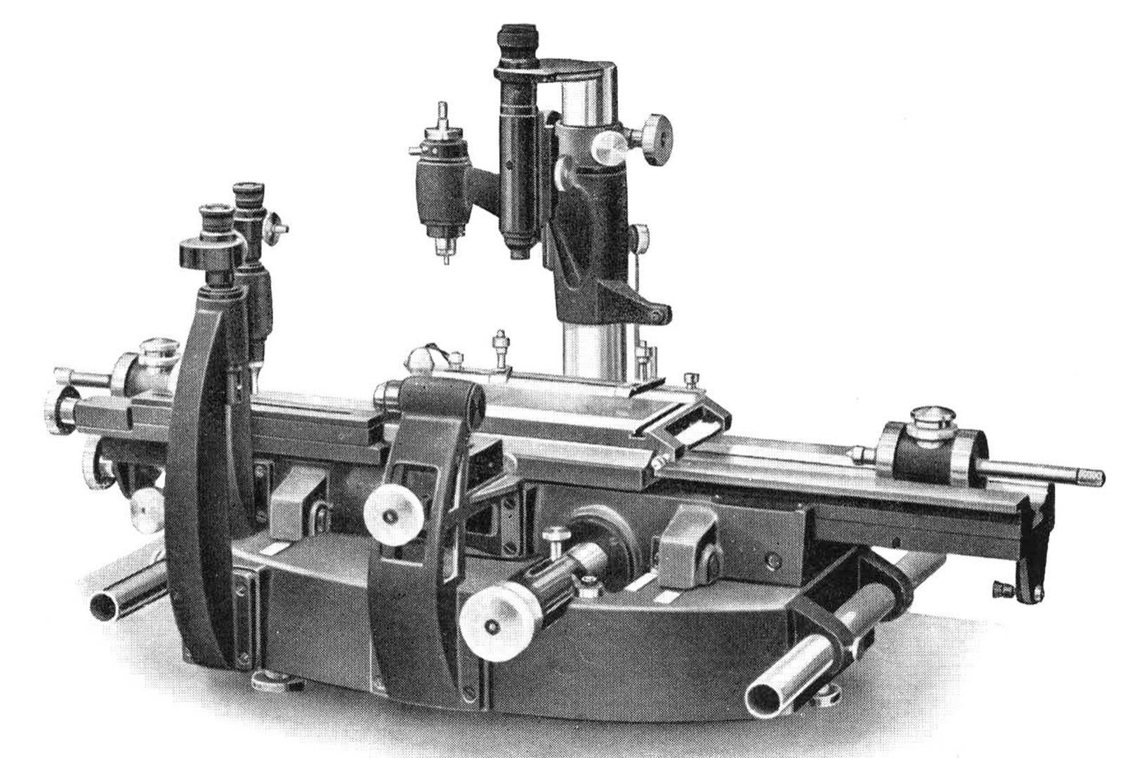 Erstes Universalmessmikroskop