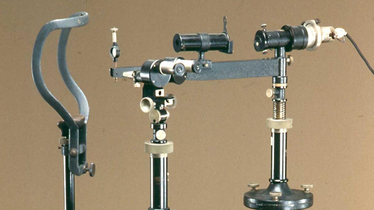 Kombination Spaltlampe mit Hornhautmikroskop von Koeppe und Henker.