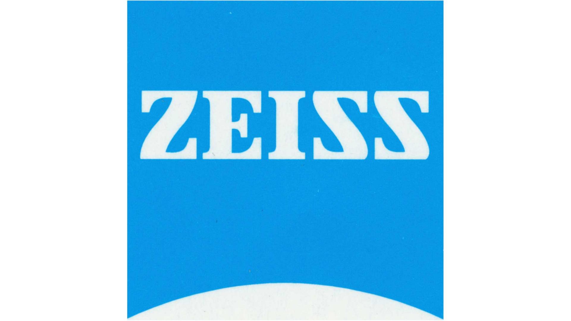 Das hellblaue ZEISS Logo.