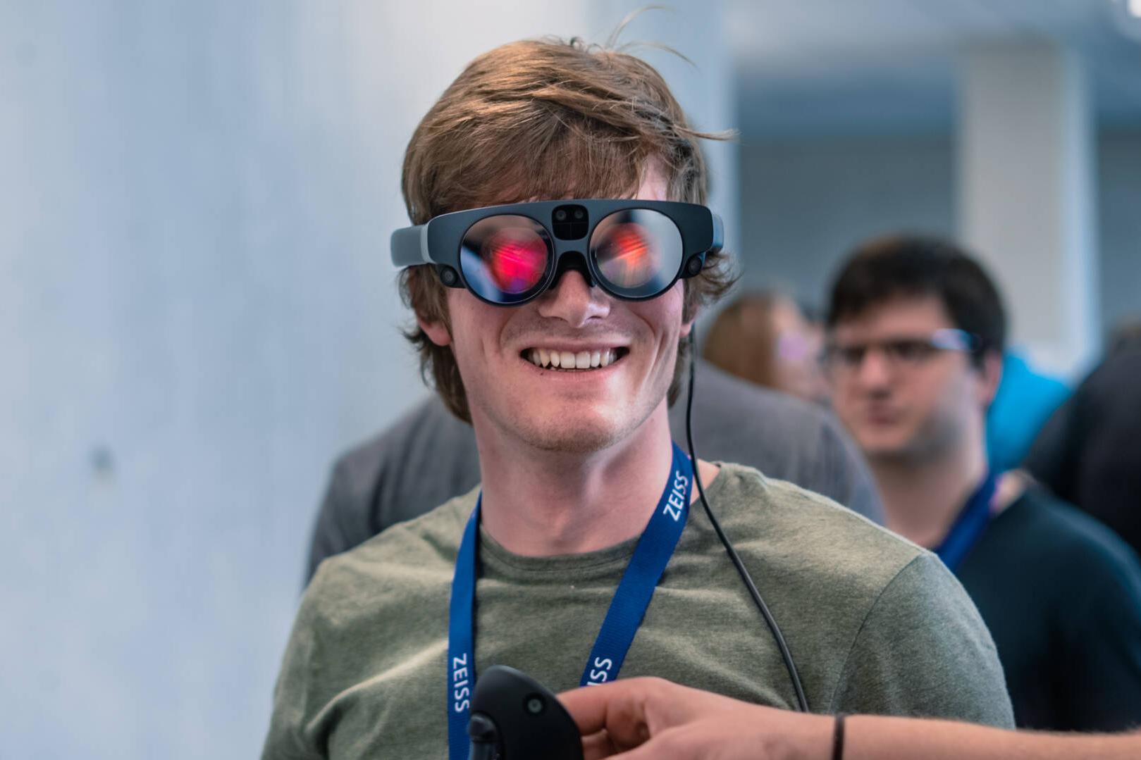 Ein Hackathon Teilnehmer mit AR-Brille.
