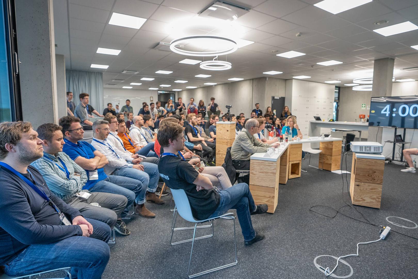 Die Teilnehmer des Hackathon bei einer Präsentation.