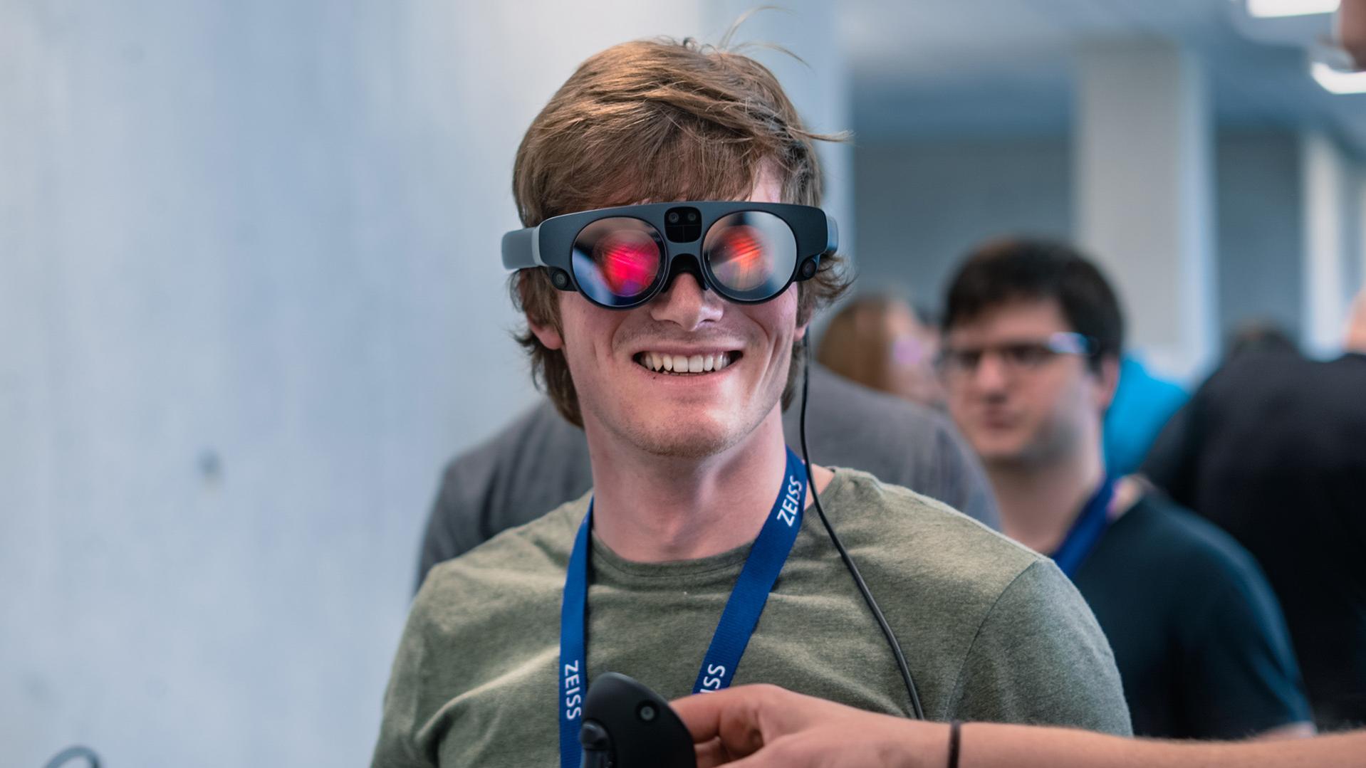 Eine Person trägt eine VR-Brille und bekommt deren Funktionen vorgeführt