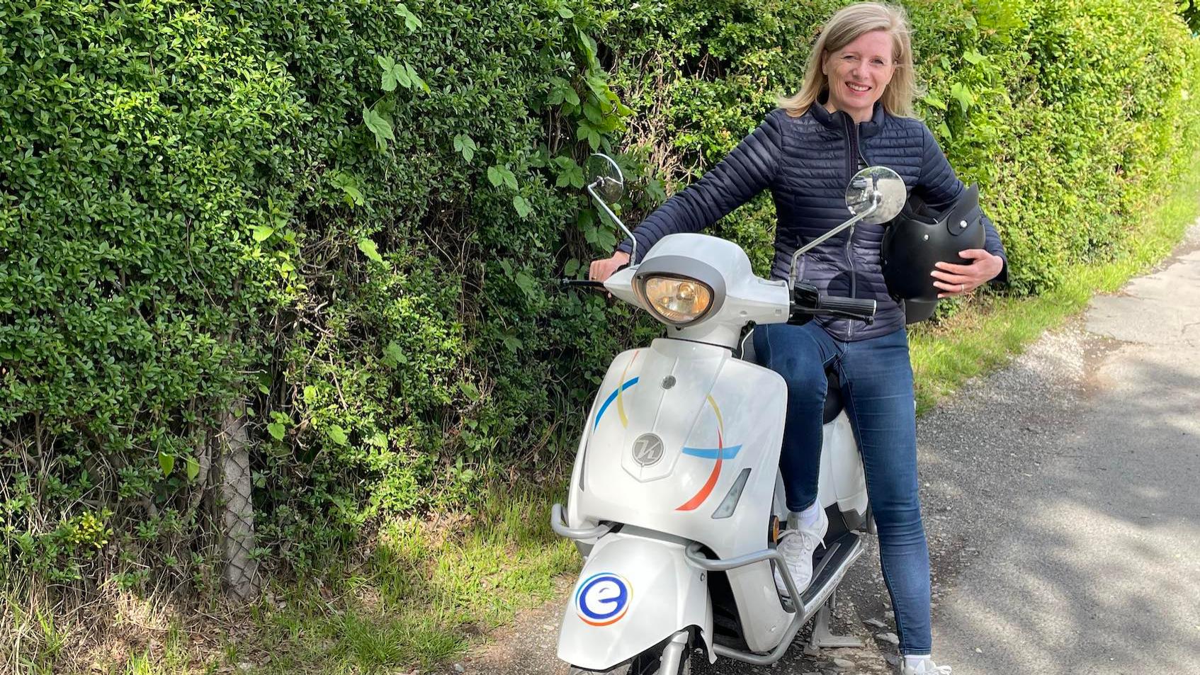 Alexandra Kujat, Leiterin Projektbüro ZEISS Hightech-Standort Jena, bei einer Probefahrt mit dem E-Roller.