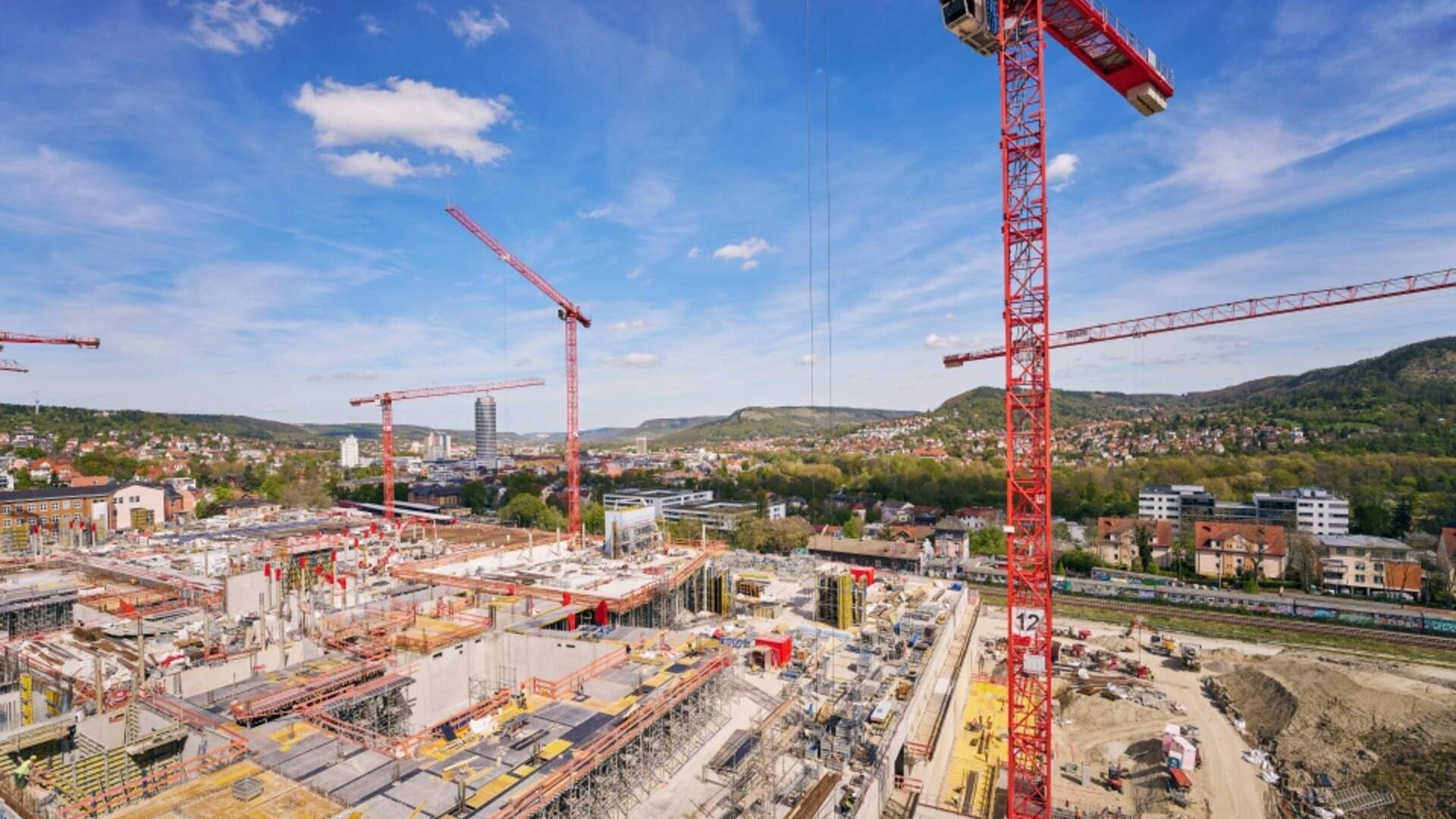 Überblick über die HTSJ Baustelle mit Kränen und Betonarbeiten
