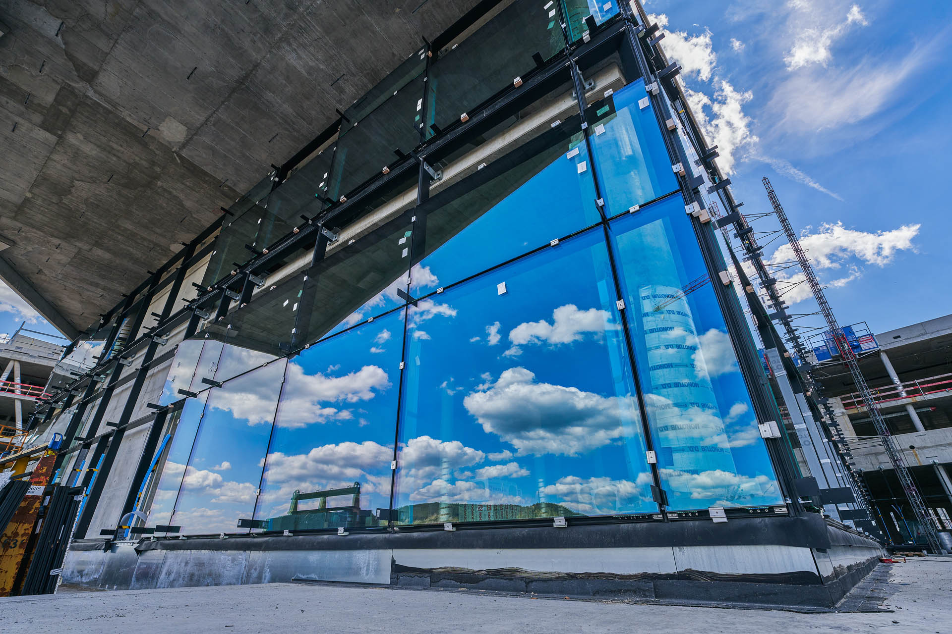 Installation der Glasfassade im Erdgeschoss 