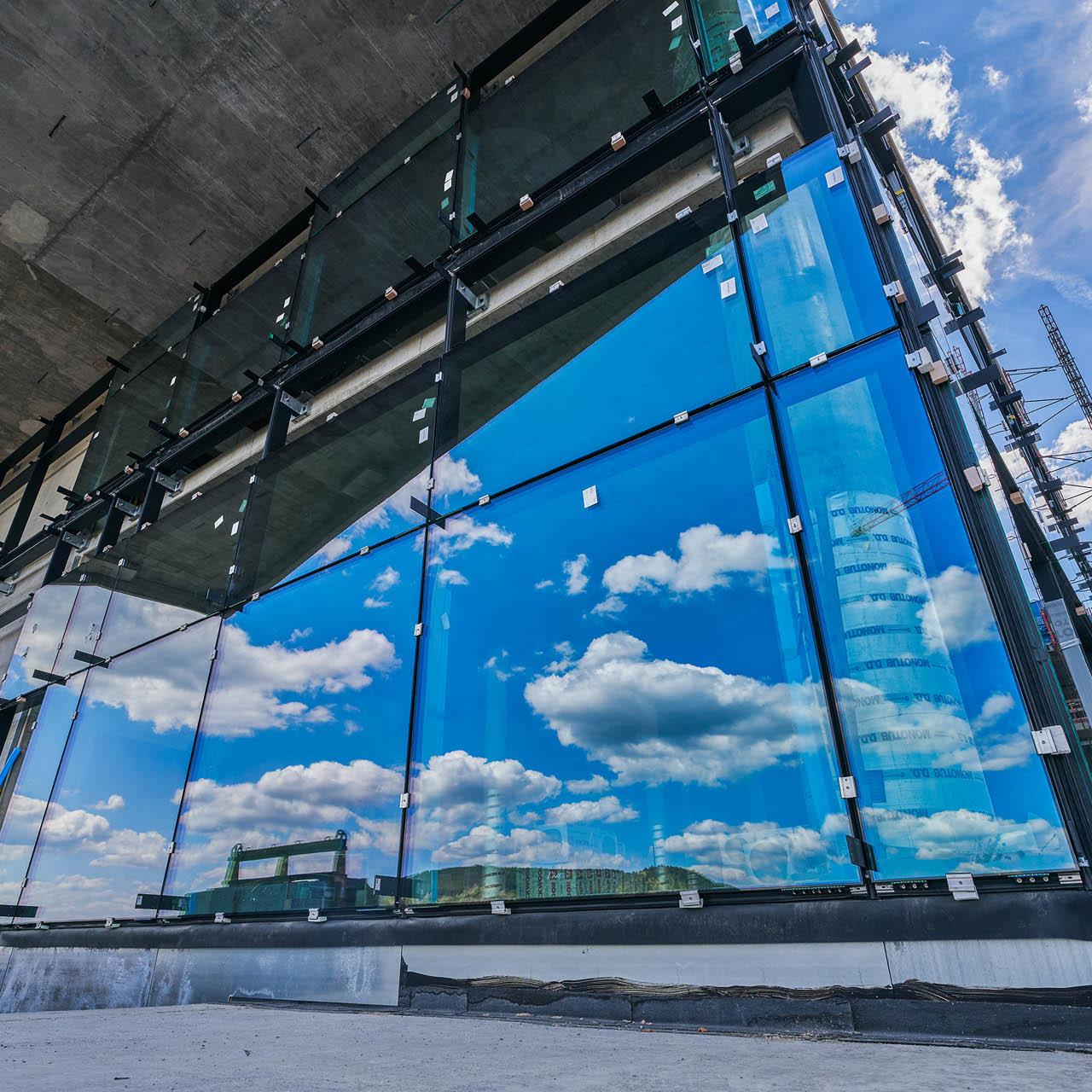 Installation der Glasfassade im Erdgeschoss 