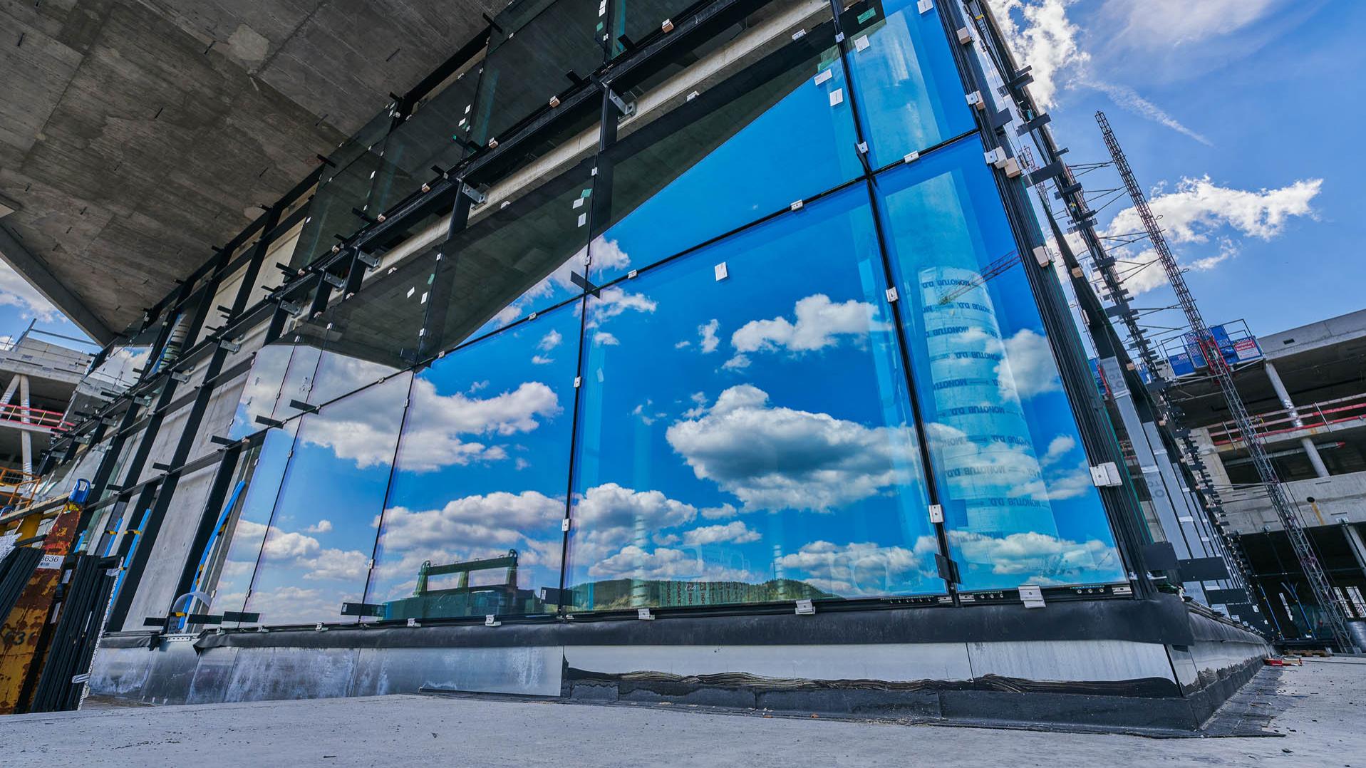 Installation der Glasfassade im Erdgeschoss 