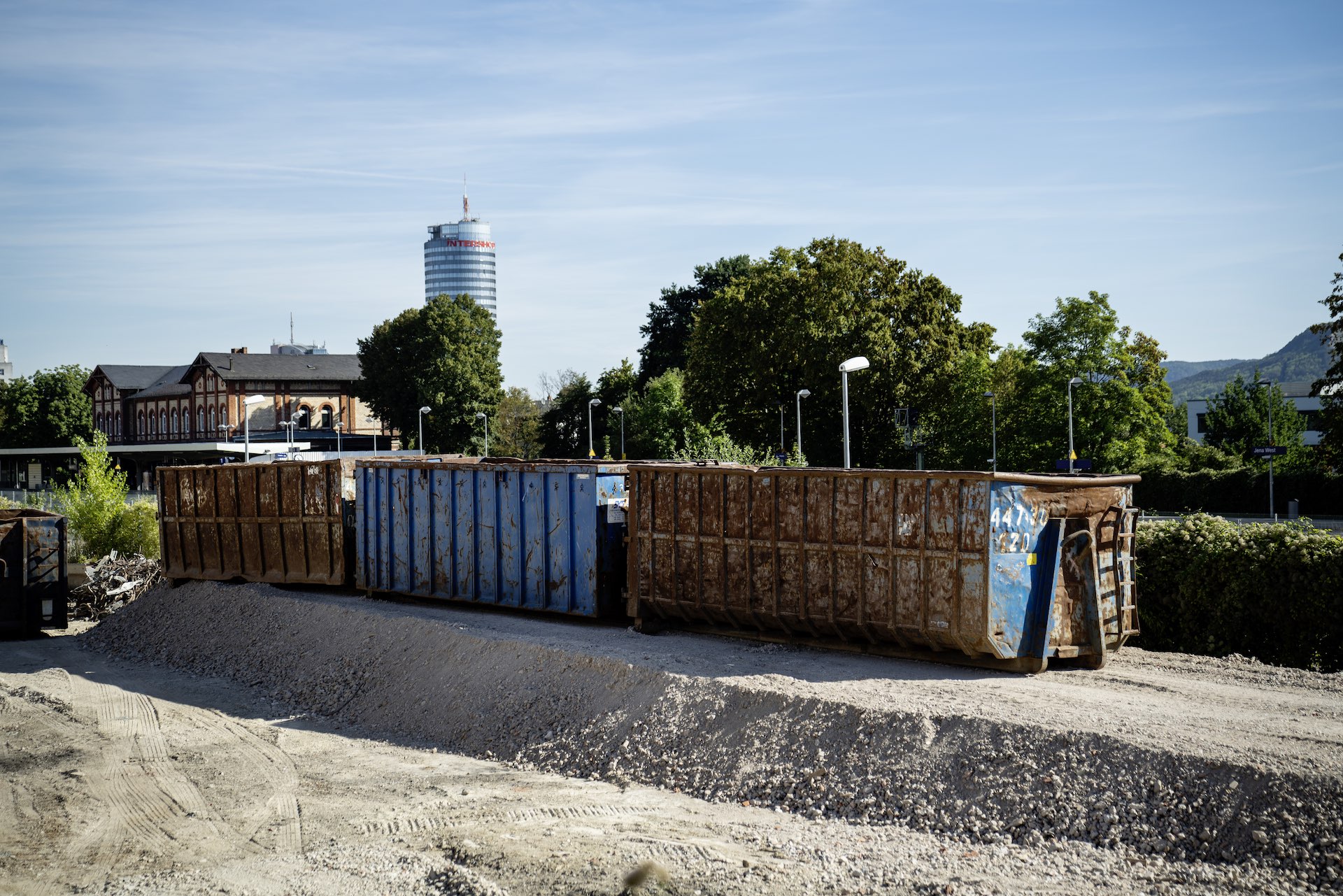 Mobile Schutzwände nehmen den Schall auf.