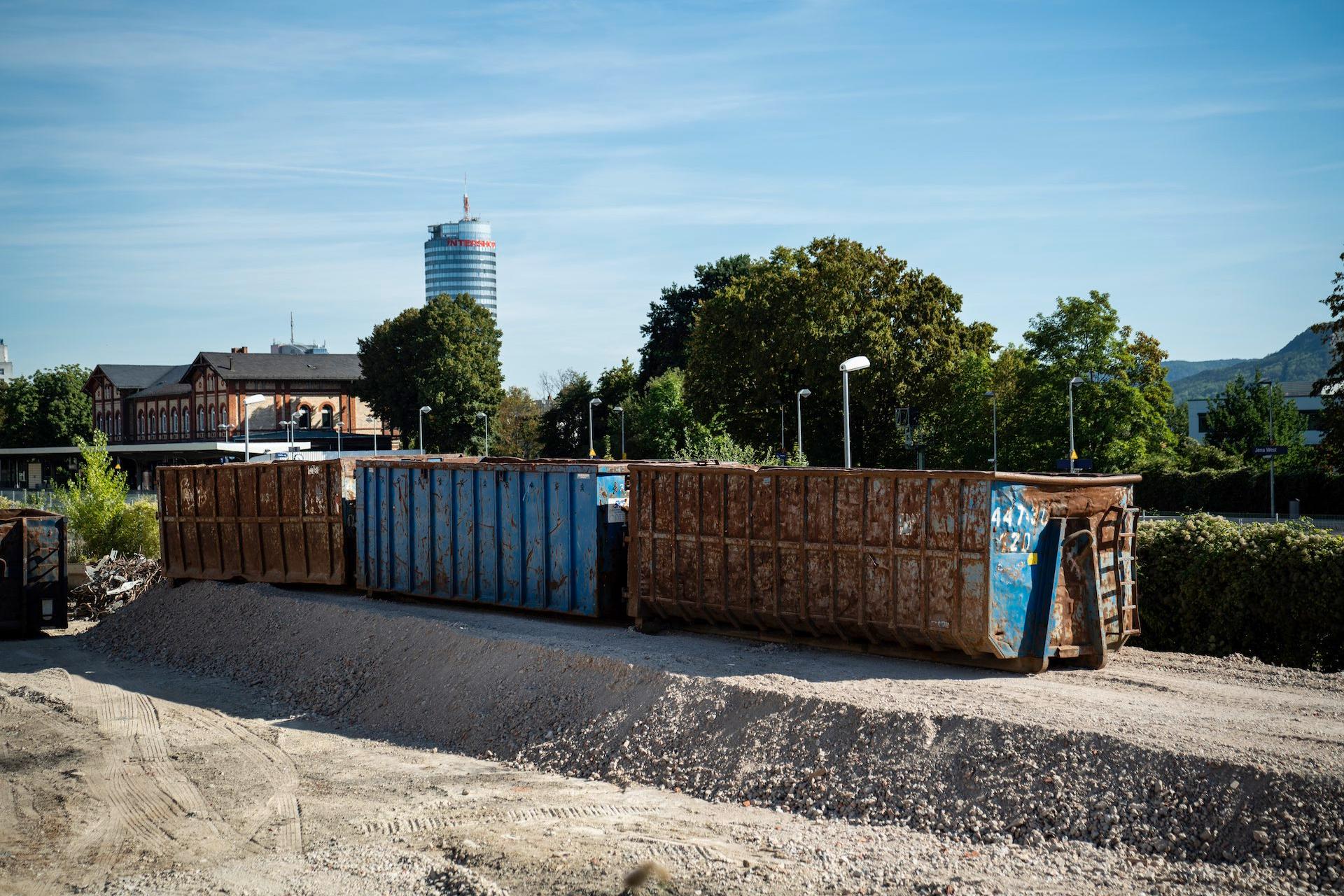 Mobile Schutzwände nehmen den Schall auf.