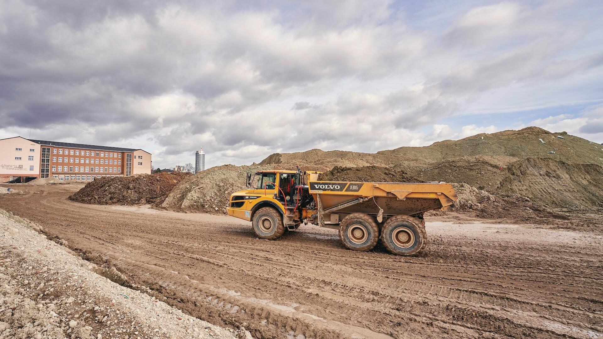 Baustellenupdate: Bagger auf Baustelle