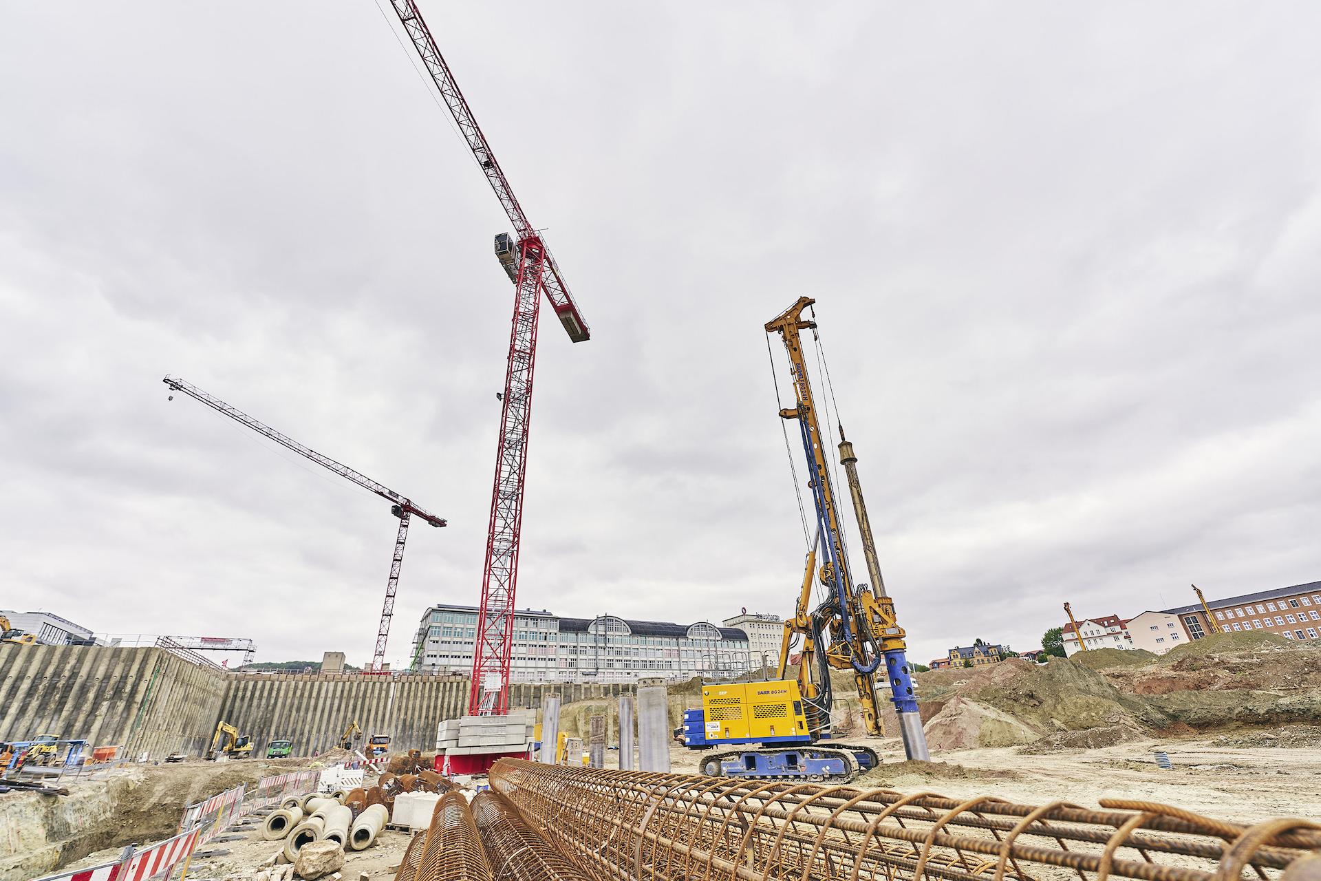 Kräne und Baumaterial auf Baustelle