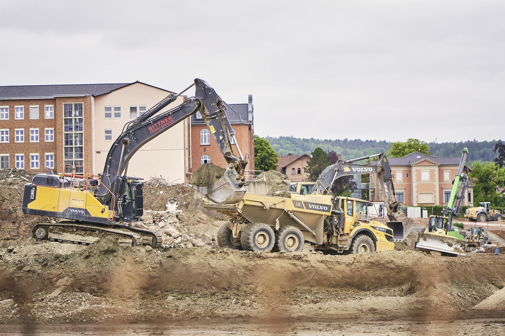 Bagger lädt Erde auf LKW