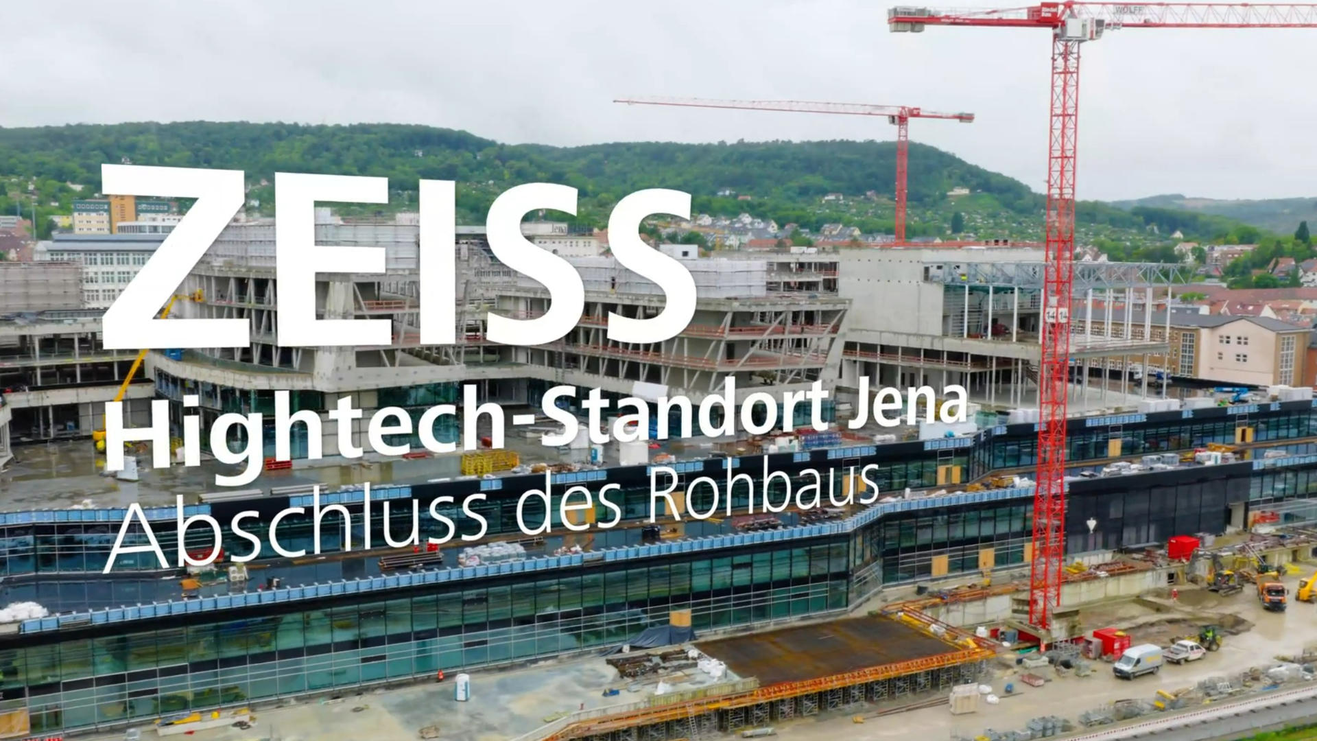 Panorama der Großbaustelle des Zeiss Hightech-Standorts Jena, dass den Abschluss des Rohbaus zeigt.