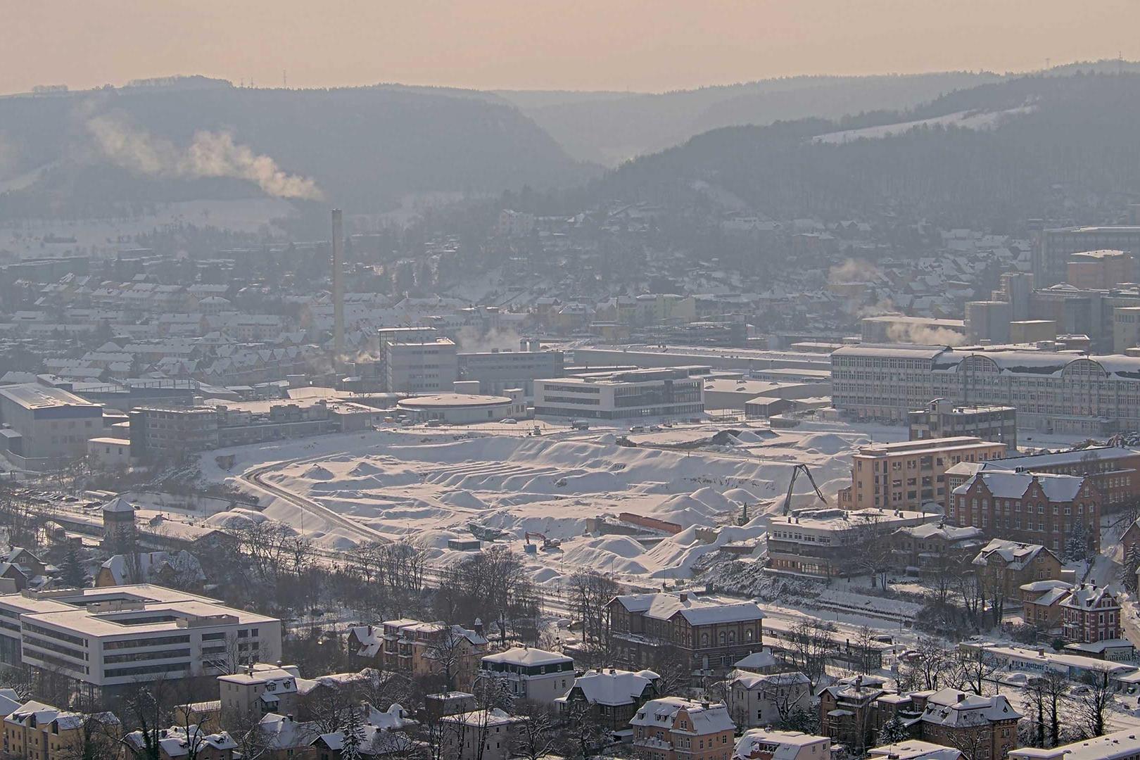 Ein Bild aus dem Livestream der Baustelle zeigt, wie der kurzfristige Wintereinbruch das Gelände zu einer unbekannten Winterlandschaft gemacht hat.