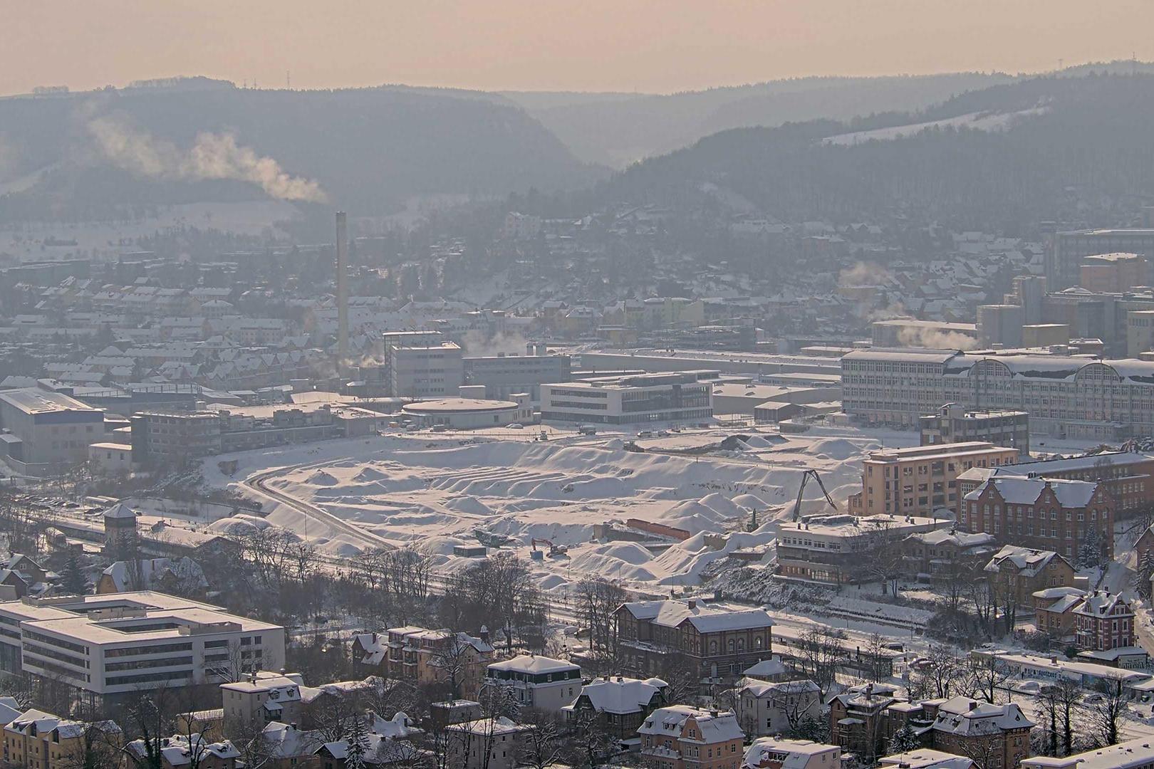 Ein Bild aus dem Livestream der Baustelle zeigt, wie der kurzfristige Wintereinbruch das Gelände zu einer unbekannten Winterlandschaft gemacht hat.