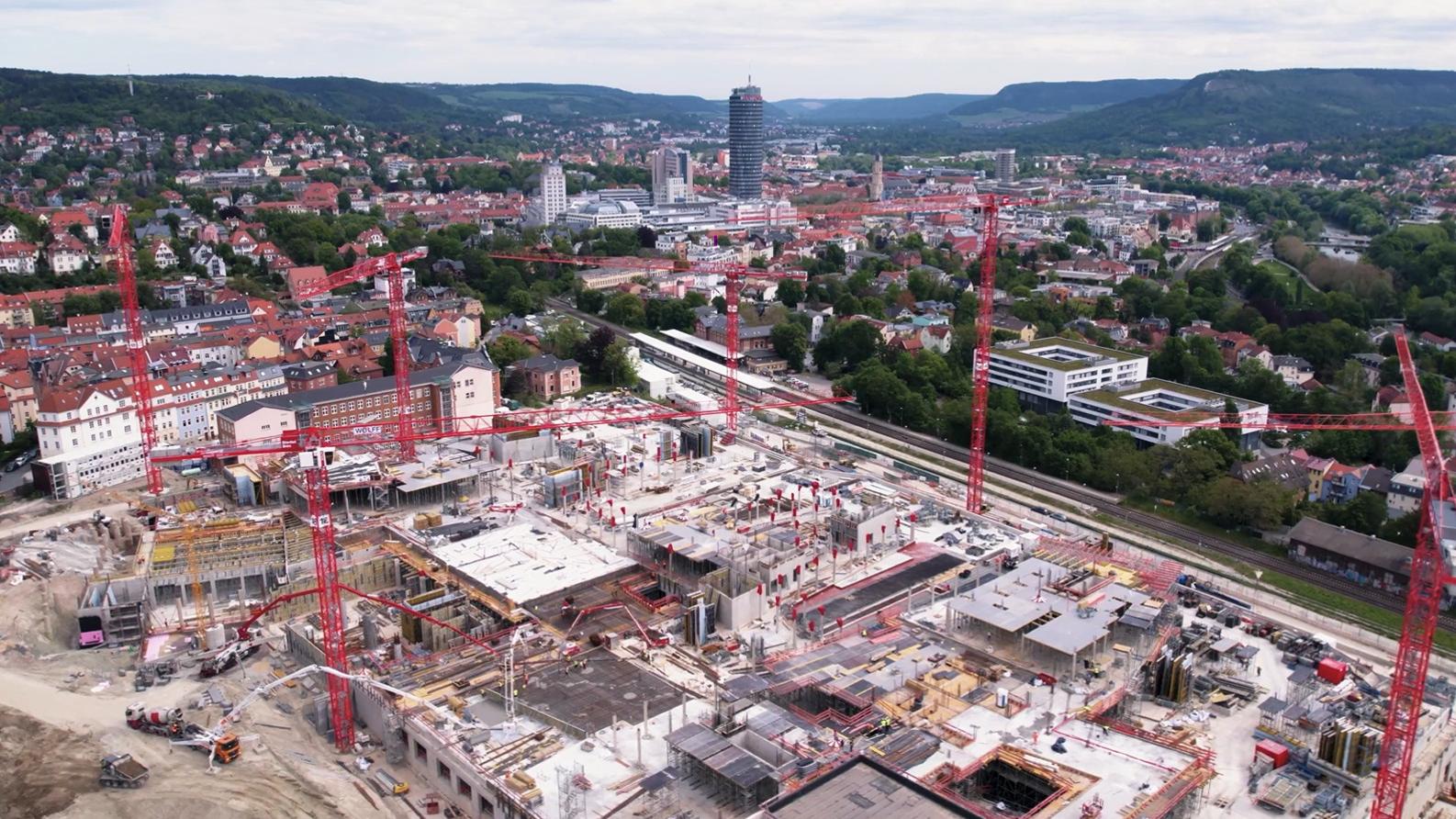 Überblick über die HTSJ Baustelle mit Kränen und Jena im Hintergrund