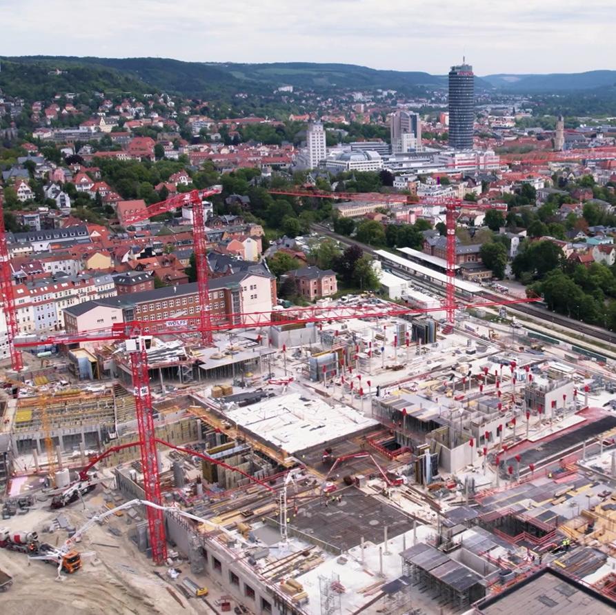 Überblick über die HTSJ Baustelle mit Kränen und Jena im Hintergrund