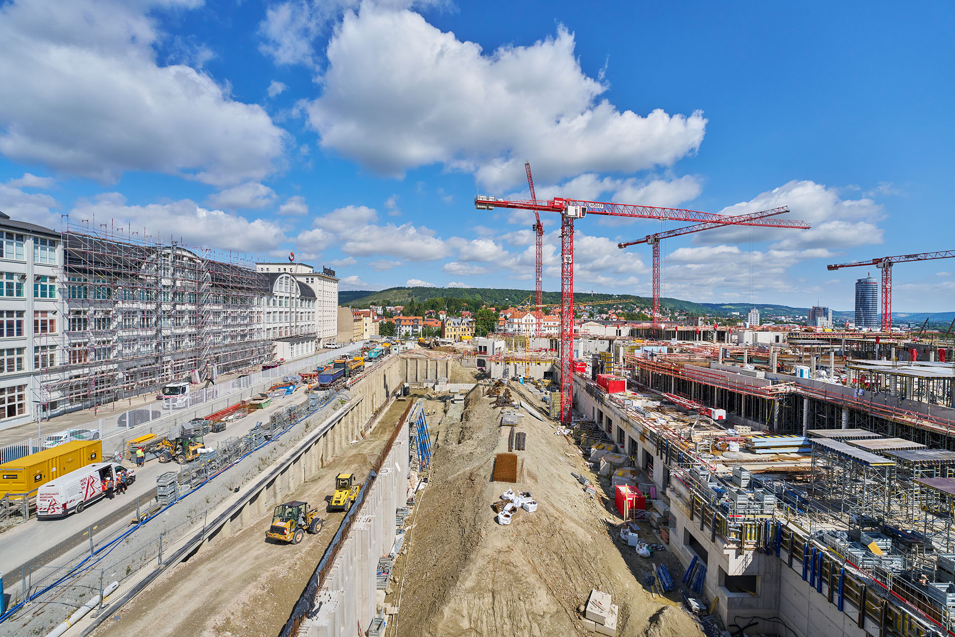 Die Rampe zum innenliegenden Logistikhof ist bereits in ihrer Grundform zu erkennen.