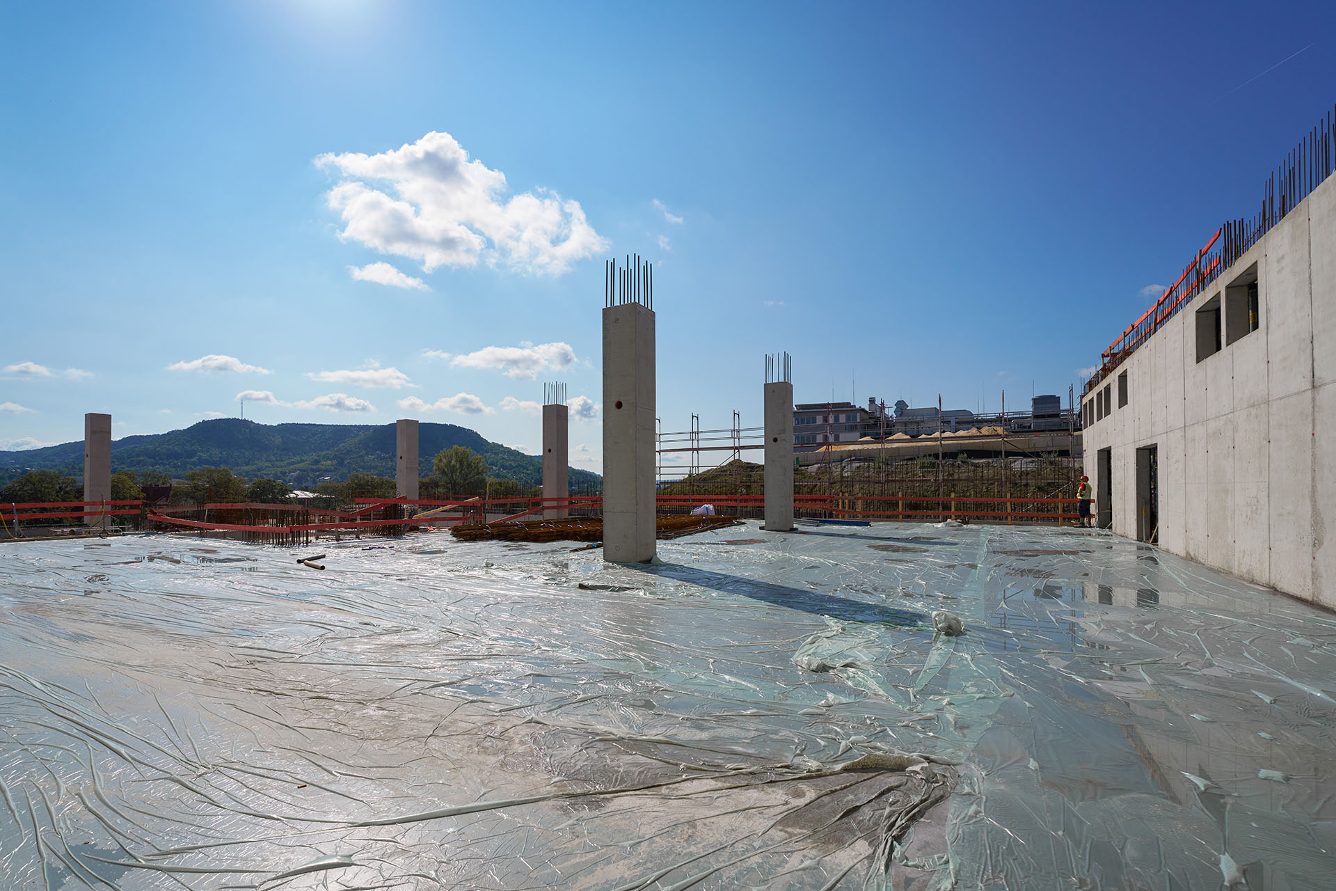 Im hinteren Teil der Baustelle wird momentan der Teil des Gebäudes nachgezogen, der nach den Planungsänderungen im Jahr 2020 vom zweiten Bauabschnitt in den ersten Bauabschnitt vorverlegt wurde. 