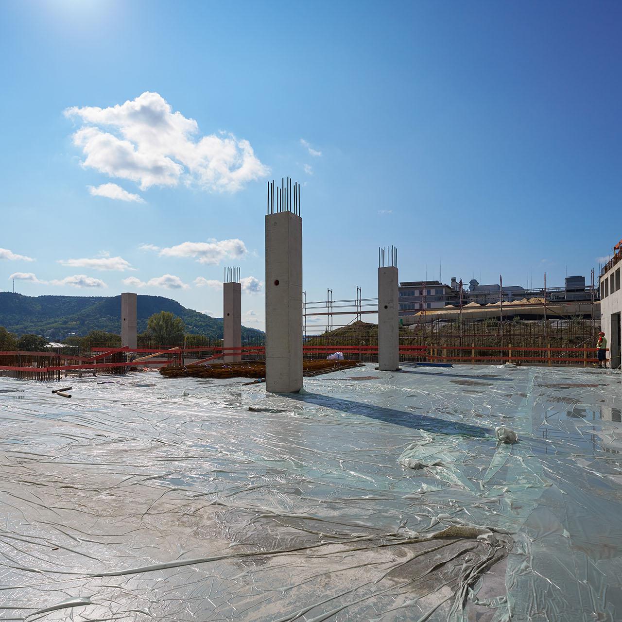 Im hinteren Teil der Baustelle wird momentan der Teil des Gebäudes nachgezogen, der nach den Planungsänderungen im Jahr 2020 vom zweiten Bauabschnitt in den ersten Bauabschnitt vorverlegt wurde. 