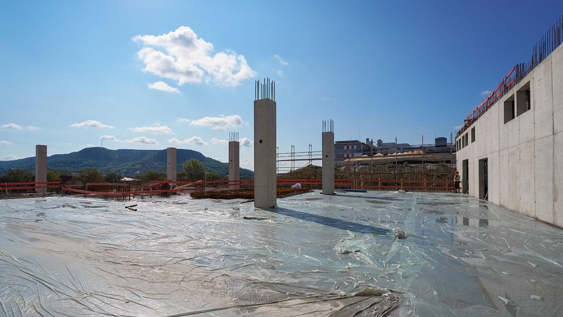 Im hinteren Teil der Baustelle wird momentan der Teil des Gebäudes nachgezogen, der nach den Planungsänderungen im Jahr 2020 vom zweiten Bauabschnitt in den ersten Bauabschnitt vorverlegt wurde. 