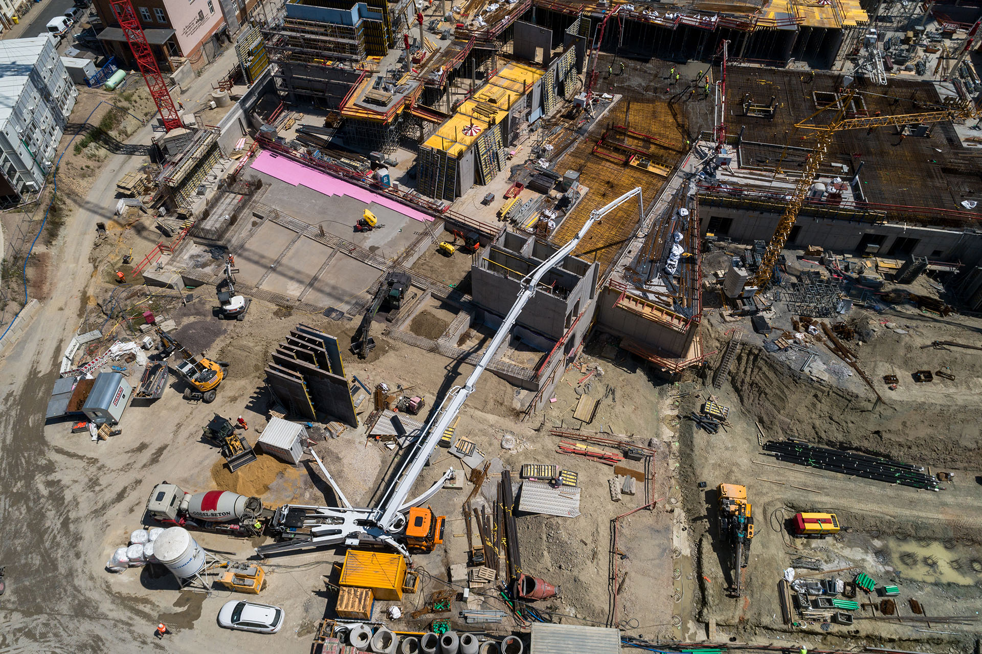 Beim Blick auf den nördlichen Teil der Baustelle gegenüber des Jenapharm Gebäudes ist die Entstehung des Eingangsbereichs und der sogenannten “Urban Front” sehr gut sichtbar. 
