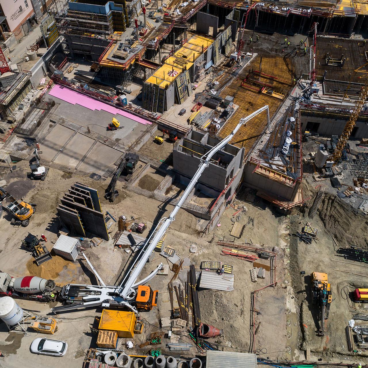 Beim Blick auf den nördlichen Teil der Baustelle gegenüber des Jenapharm Gebäudes ist die Entstehung des Eingangsbereichs und der sogenannten “Urban Front” sehr gut sichtbar. 