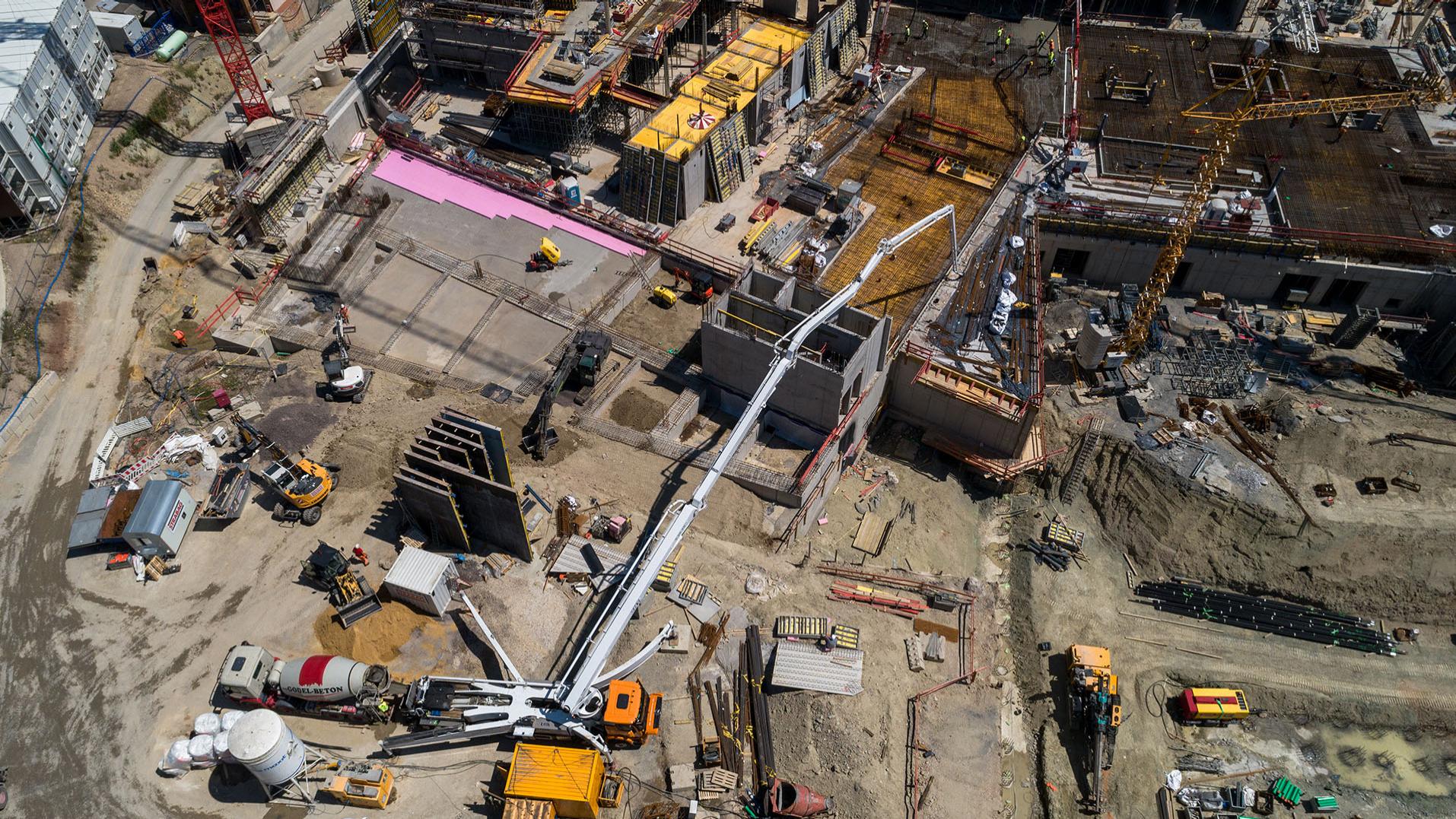 Beim Blick auf den nördlichen Teil der Baustelle gegenüber des Jenapharm Gebäudes ist die Entstehung des Eingangsbereichs und der sogenannten “Urban Front” sehr gut sichtbar. 