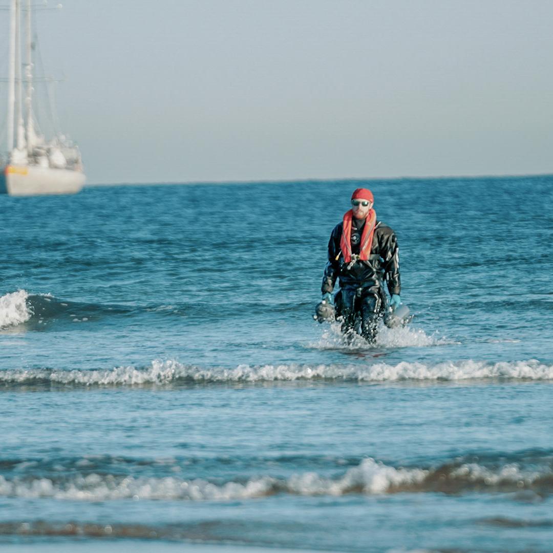 Eine Probe wird aus dem Meer entnommen