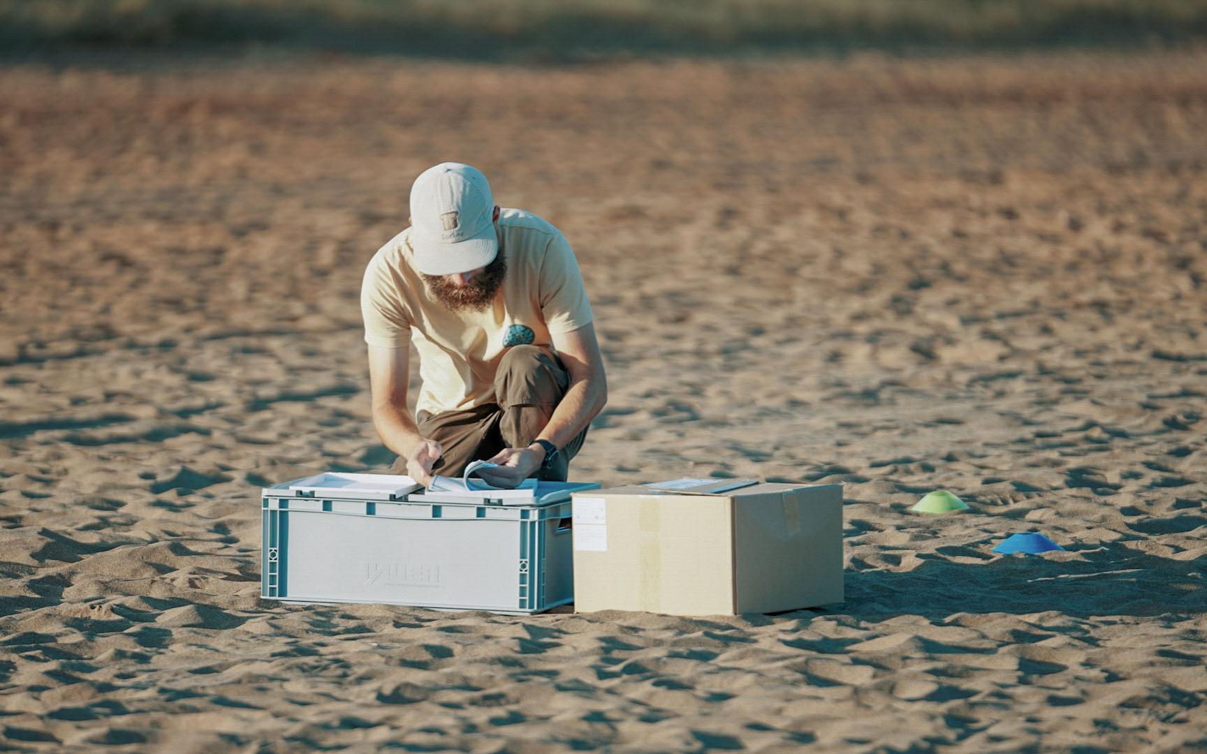 Eine Probeentnahme am Strand von einen Wissenschaftler