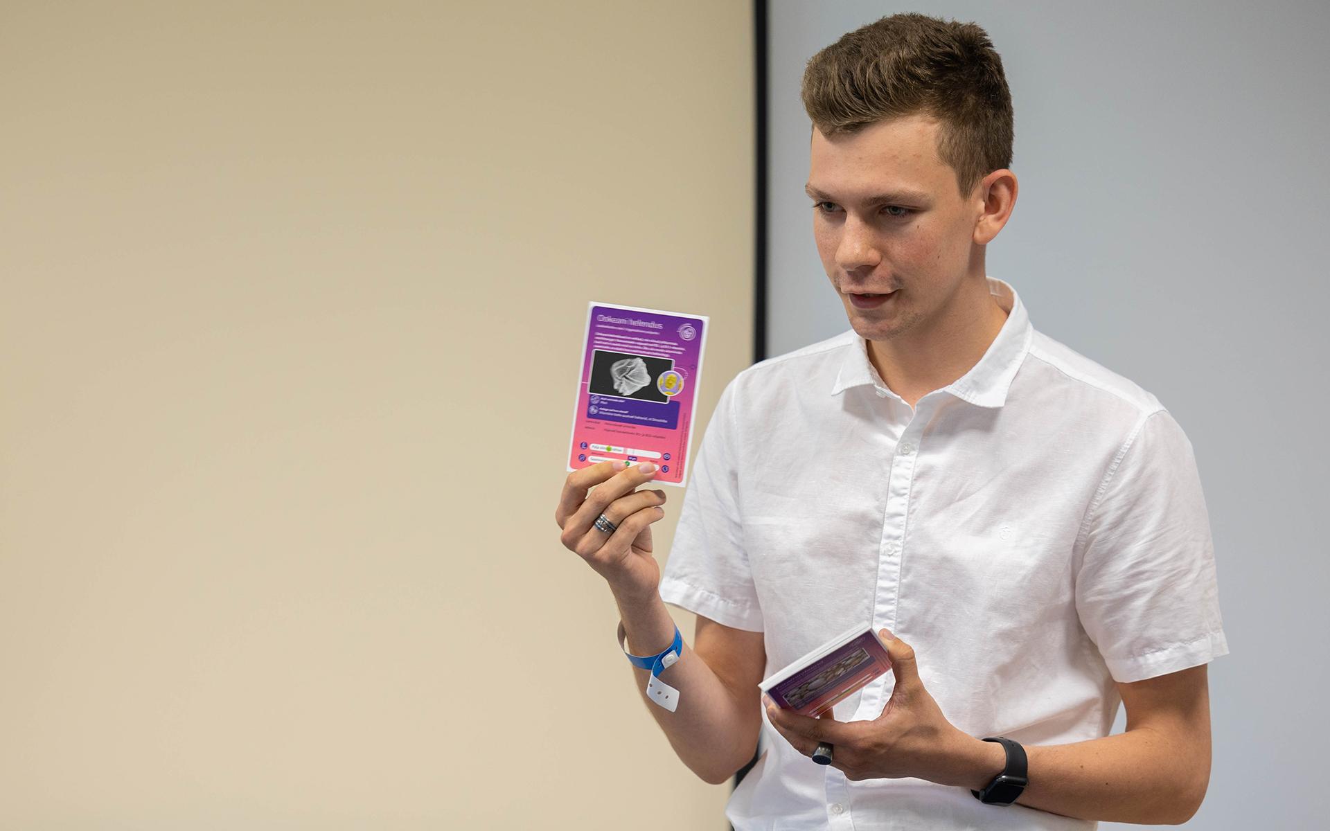 Der Präsident von Estland, Alar Karis, besuchte am 27. Juni 2023 TREC's Advanced Mobile Services an der TalTech Universität in Tallinn. Freiwillige Helfer vor Ort geben den Kindern dort den Nexus Island Workshop.
