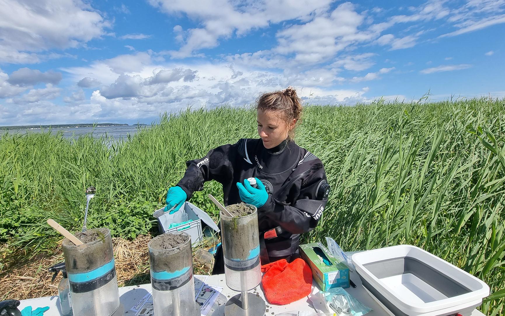 Joanna Barbara Zukowska, wissenschaftliche Mitarbeiterin/ Interim-Laborleiterin der CBB-Einheit, sammelt Sedimentproben. Foto aufgenommen am 4. Juli 2023.