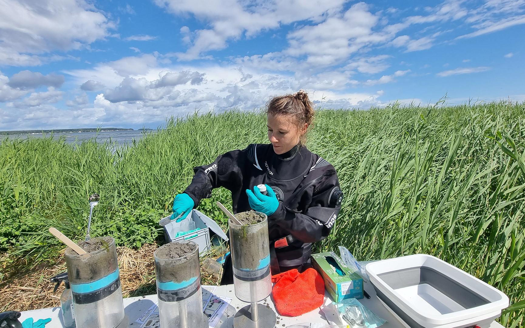 Joanna Barbara Zukowska, wissenschaftliche Mitarbeiterin/ Interim-Laborleiterin der CBB-Einheit, sammelt Sedimentproben. Foto aufgenommen am 4. Juli 2023.