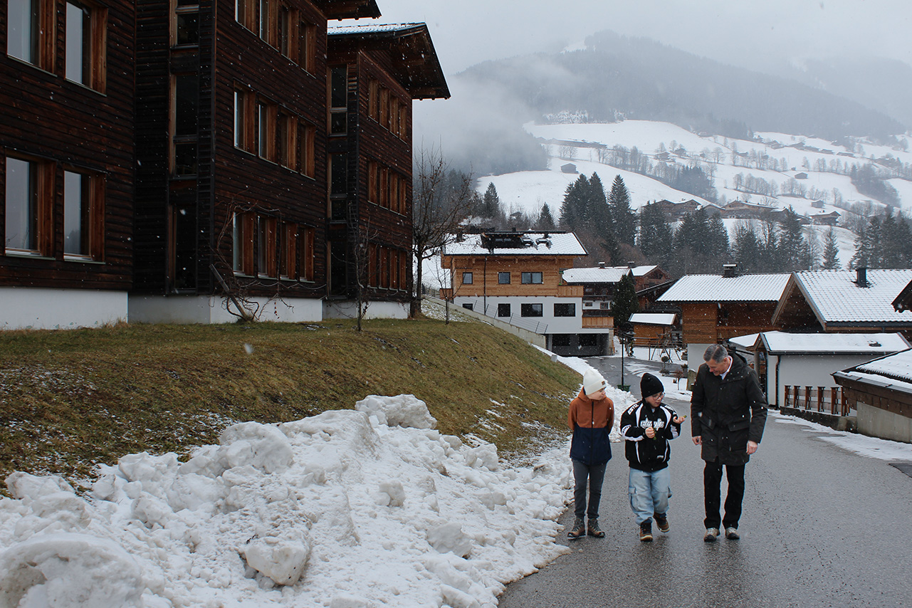 Karl Lamprecht sammelt Proben mit den Kindern in Alpbach