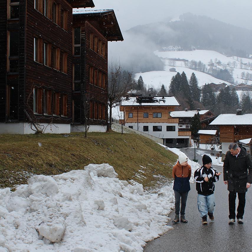 Karl Lamprecht sammelt Proben mit den Kindern in Alpbach