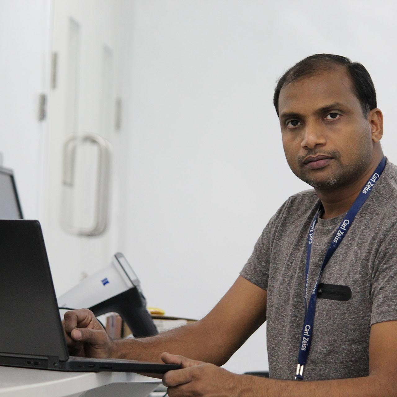 Pramod Gopalan arbeitet am Laptop in seinem Büro bei ZEISS