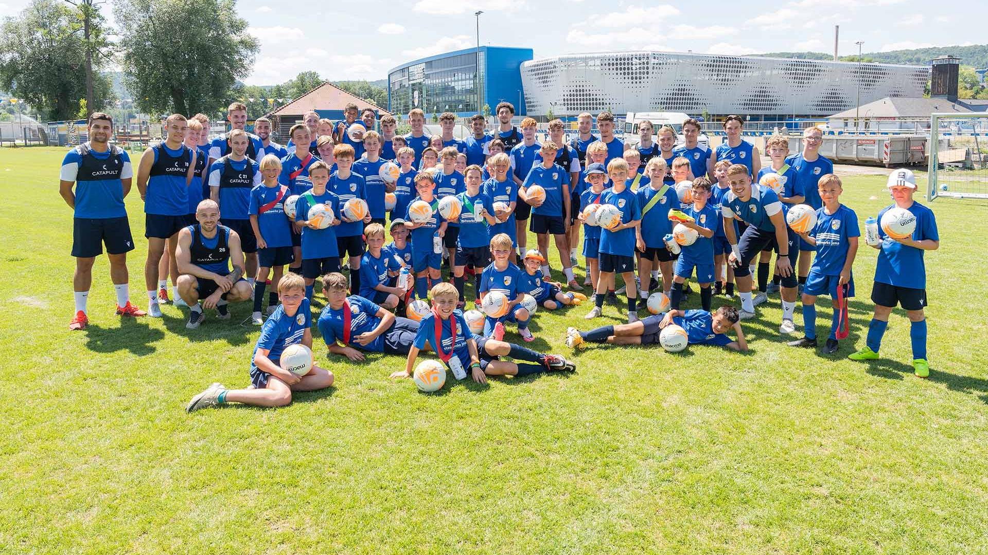 Gruppenaufnahme der Teilnehmer und Teilnehmerinnen des FCC Sommercamps 2024